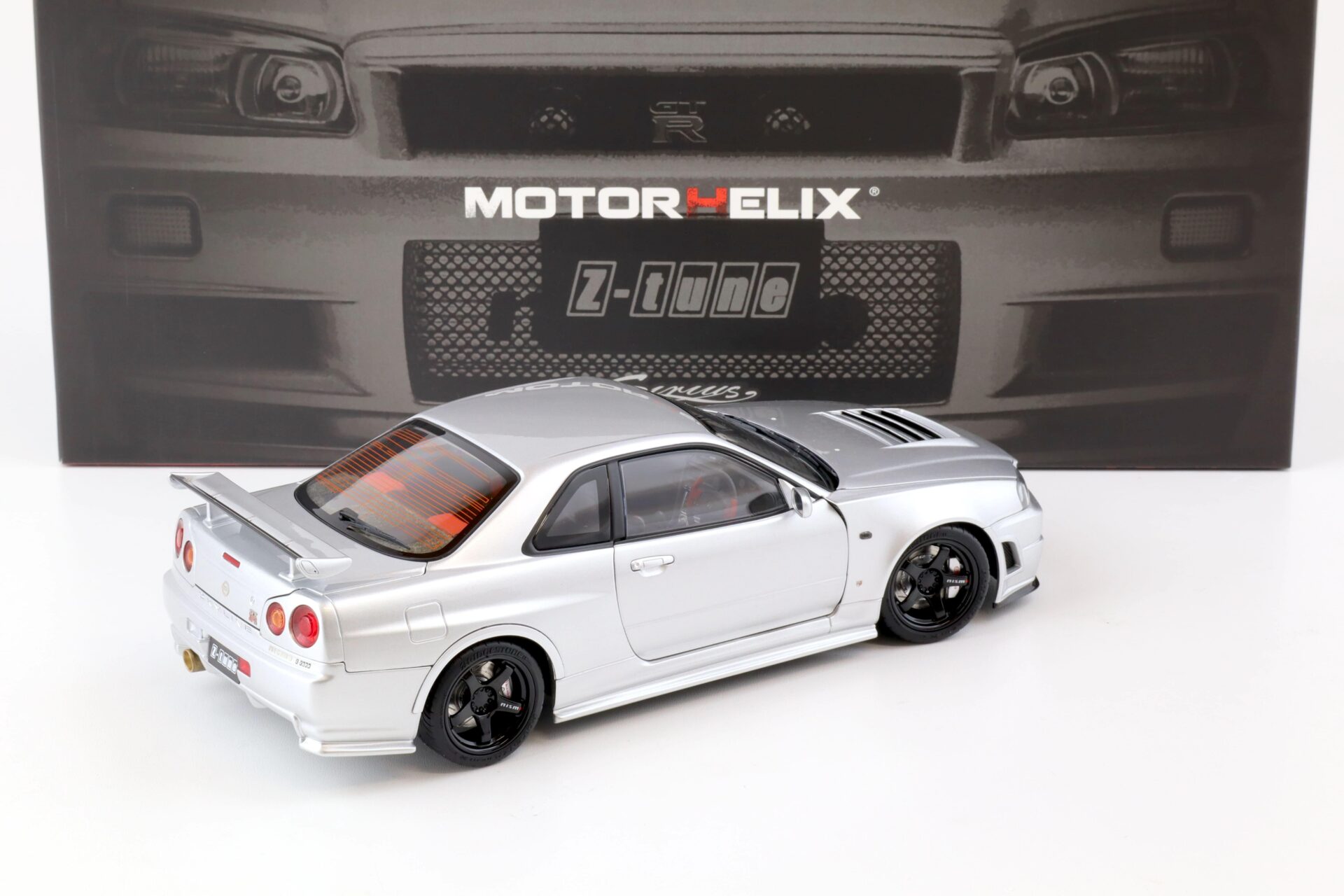 1:18 Motorhelix Nissan Skyline GT-R (R34) Z-Tune Nismo silver + engine M83404