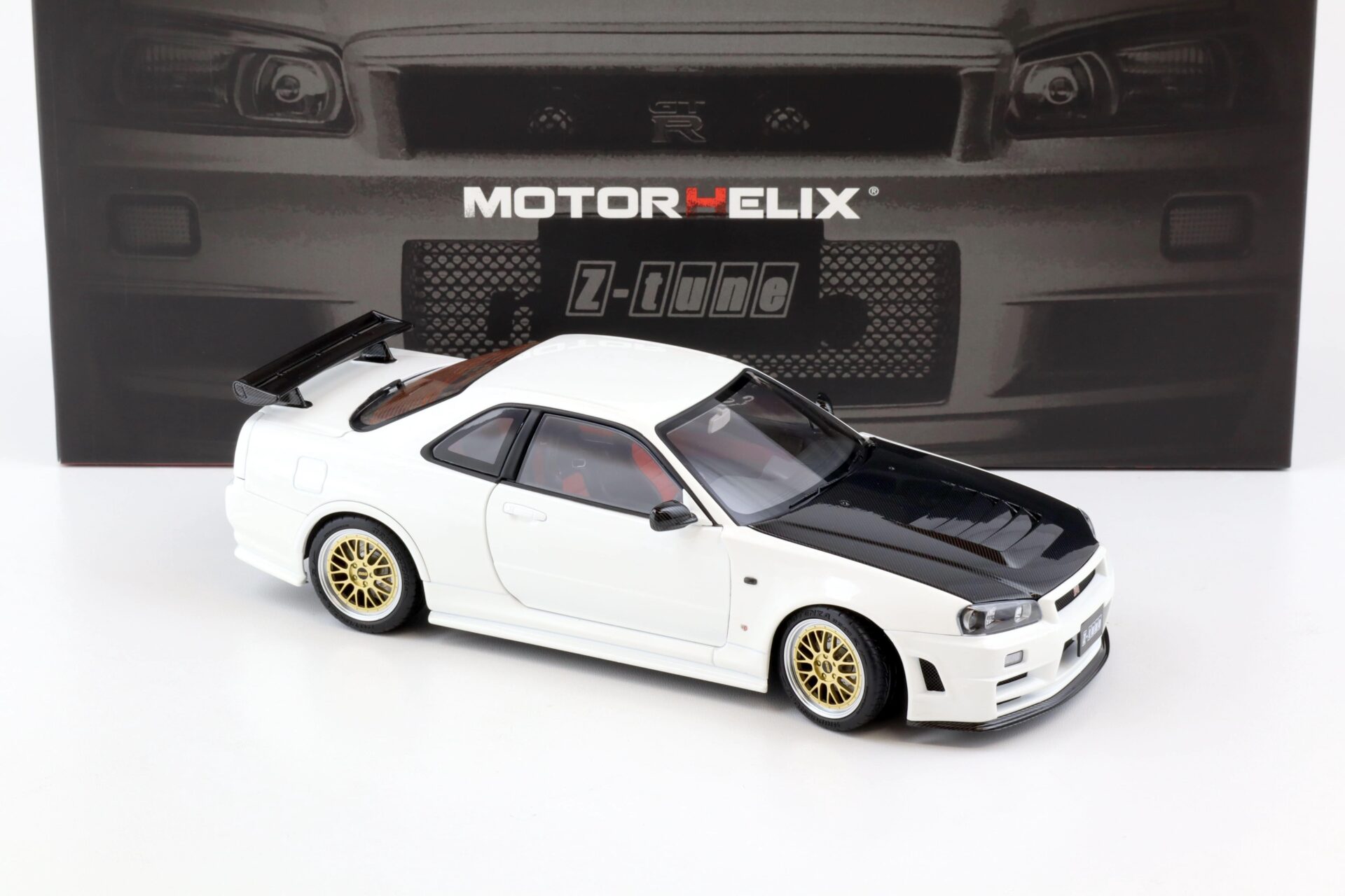 1:18 Motorhelix Nissan Skyline GT-R (R34) Z-Tune Nismo white + engine M83407