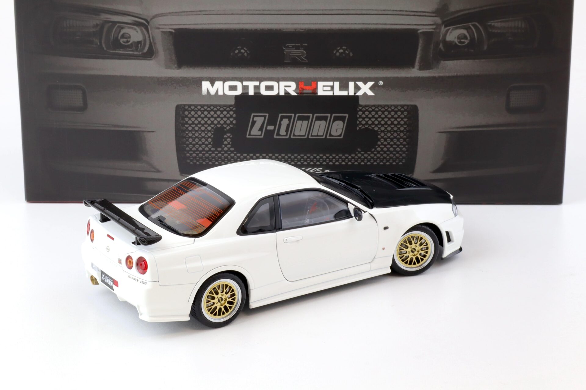 1:18 Motorhelix Nissan Skyline GT-R (R34) Z-Tune Nismo white + engine M83407