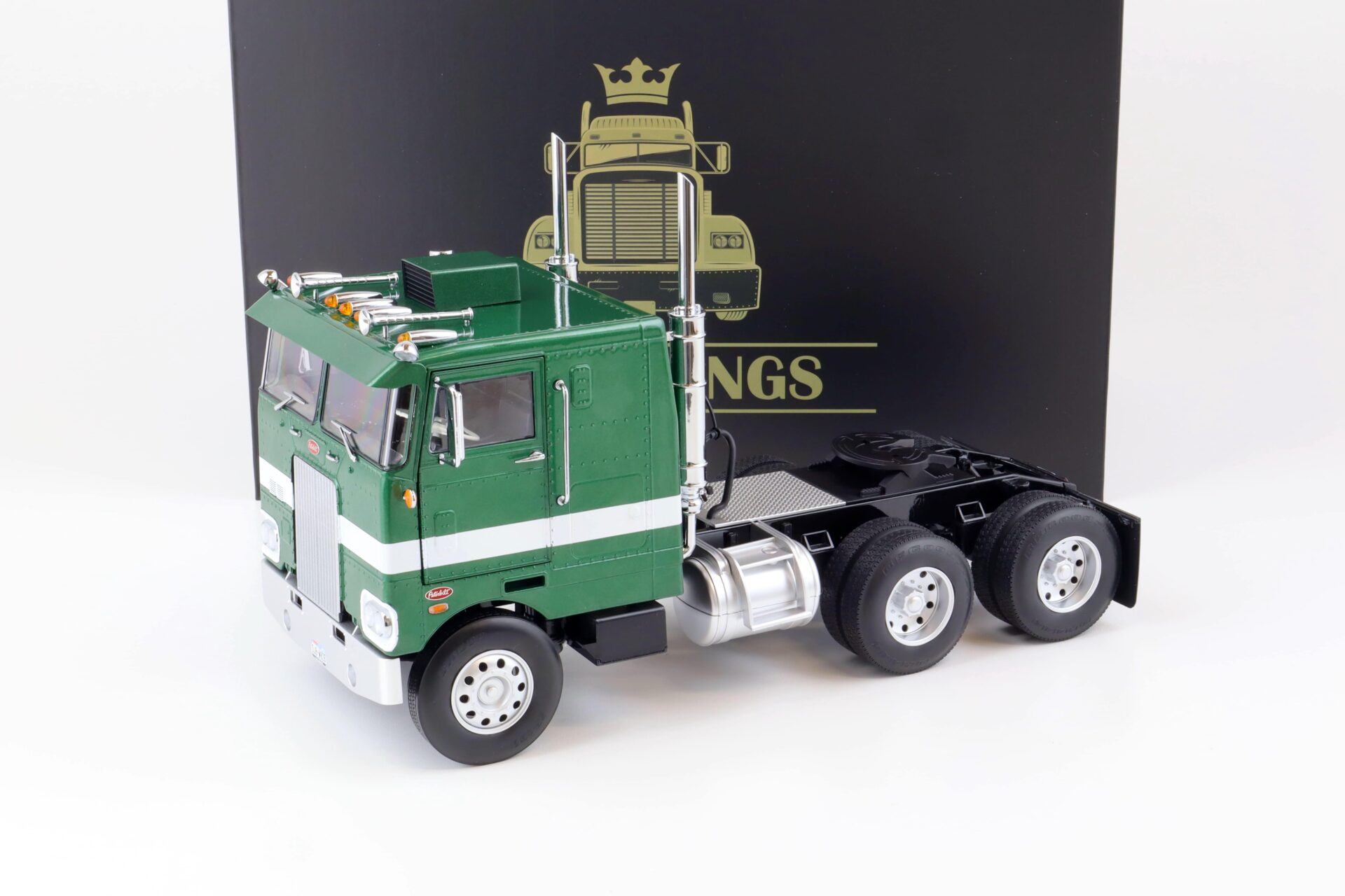 ID 75339 orig 1.jpg 1:18 Road Kings LKW Peterbilt 352 Pacemaker 1977-1979 green metallic/ white