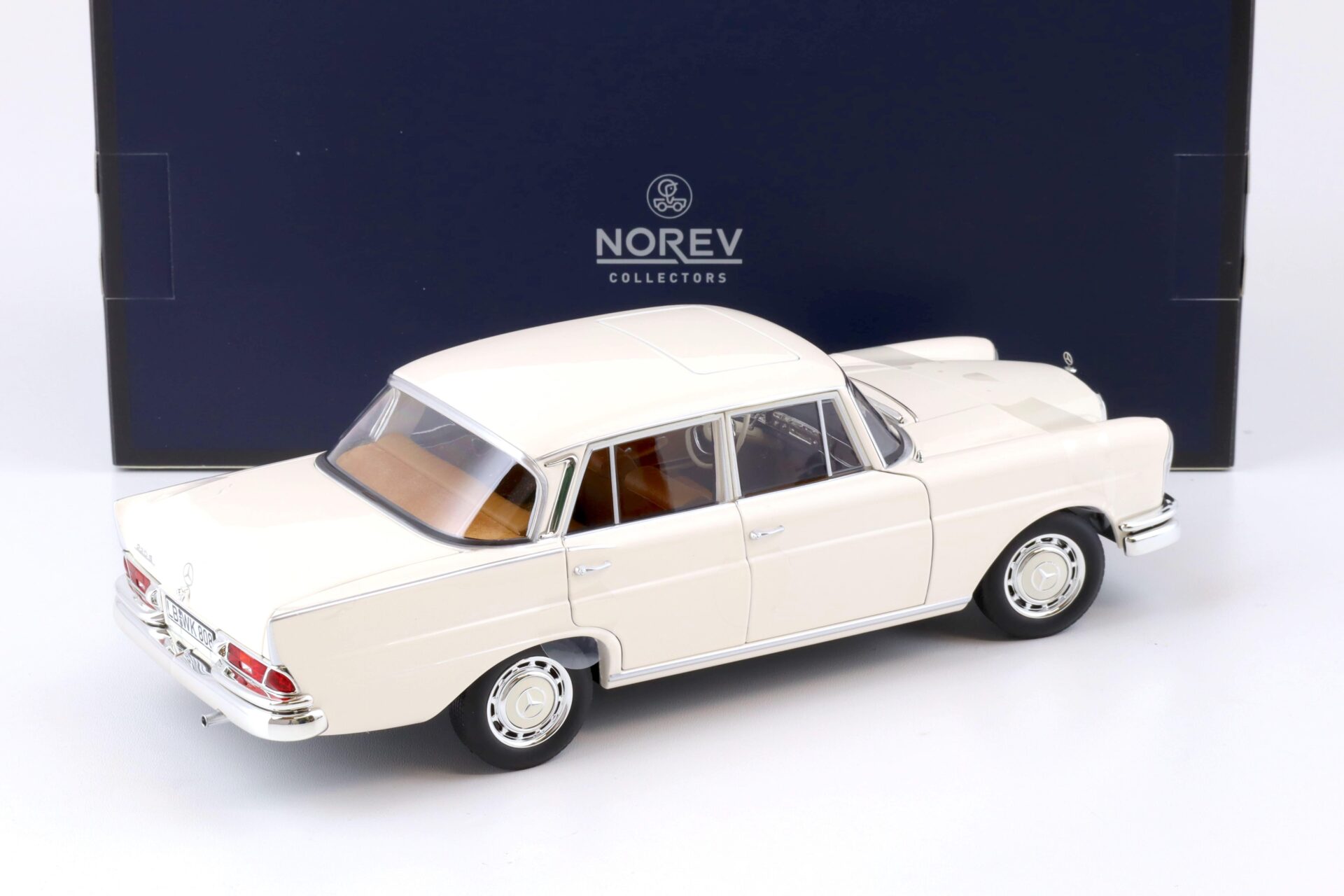 1:18 Norev Mercedes-Benz 220S Heckflosse W111 beige 1965 - Limited 200 pcs.