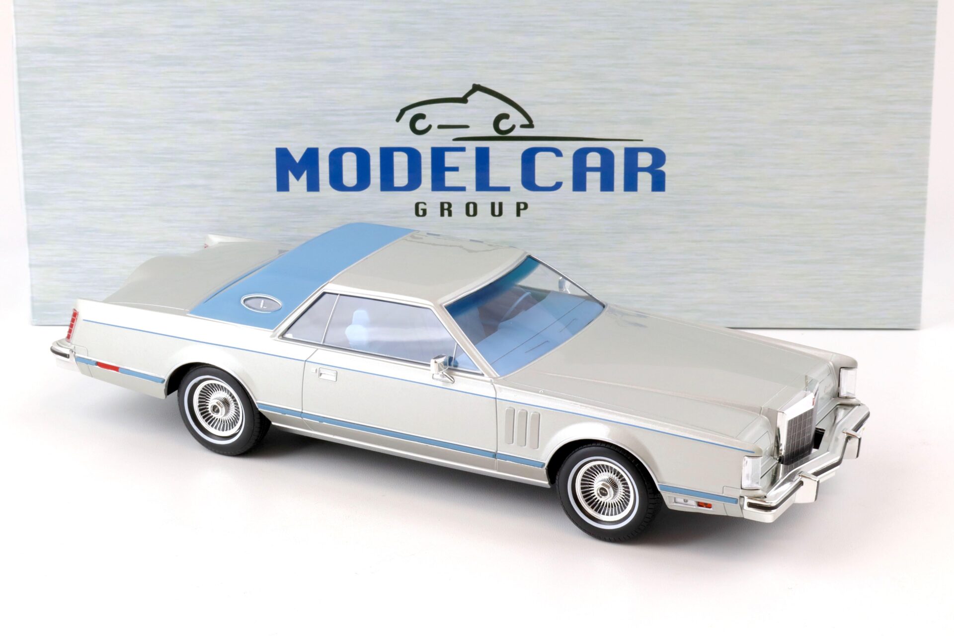 1:18 MCG Lincoln Continental Mark V 1978 silver metallic/ light blue