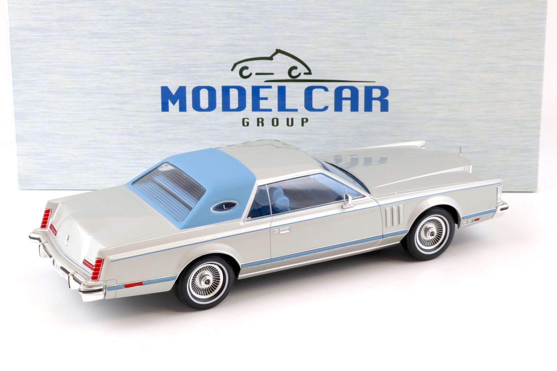1:18 MCG Lincoln Continental Mark V 1978 silver metallic/ light blue
