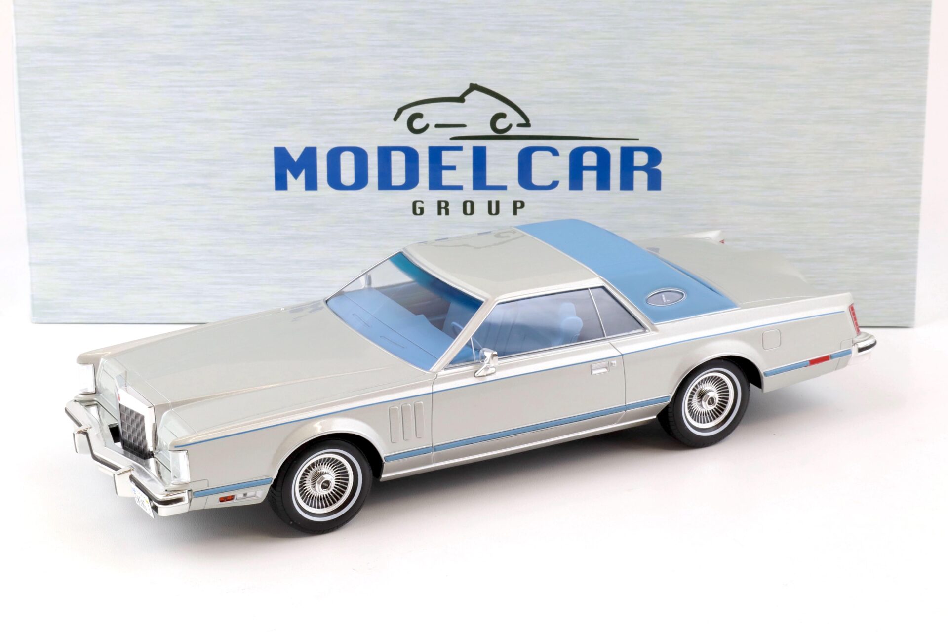 1:18 MCG Lincoln Continental Mark V 1978 silver metallic/ light blue