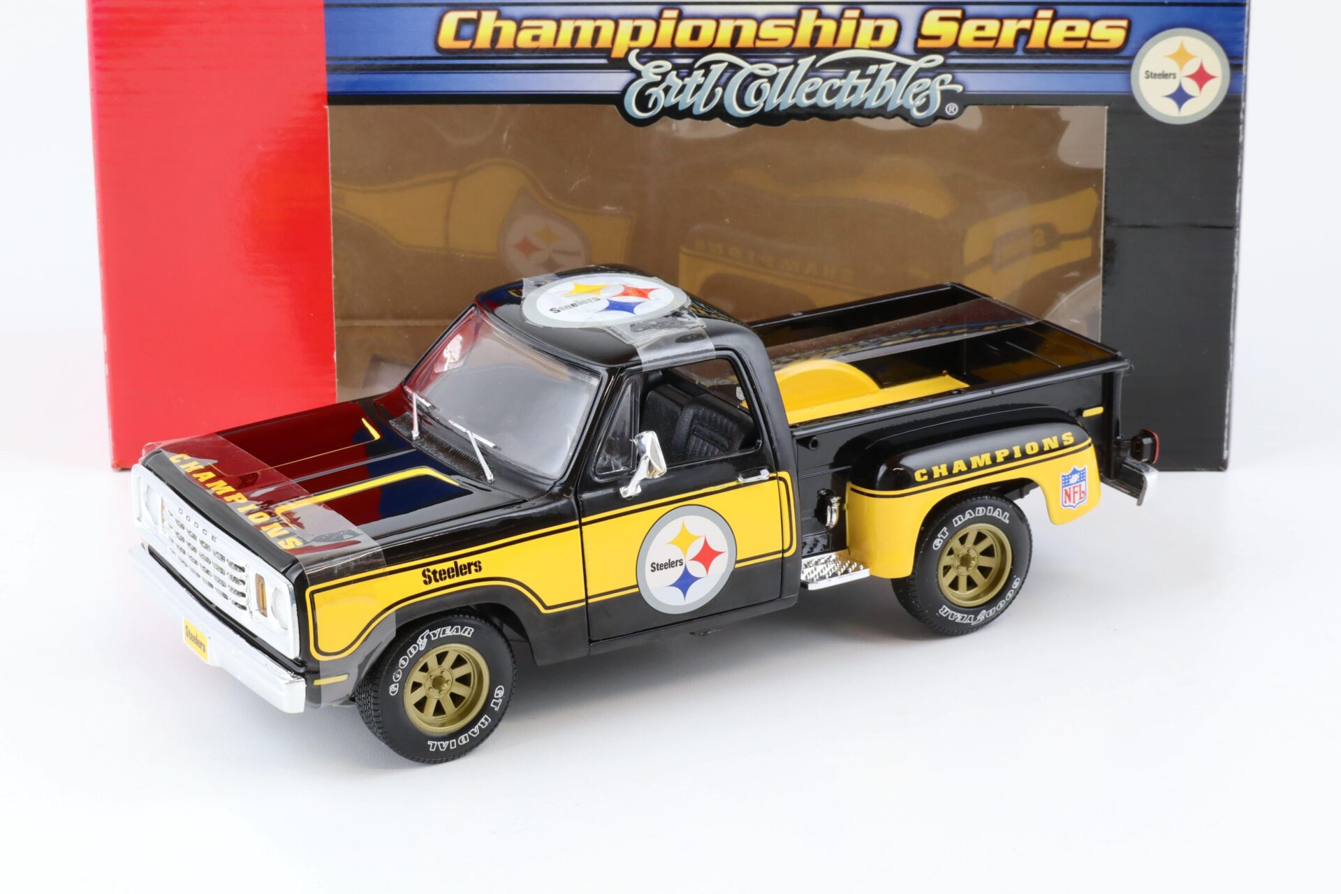 1:18 ERTL 1978 Dodge Warlock Pick Up NFL Steelers Champions Series black/ yellow