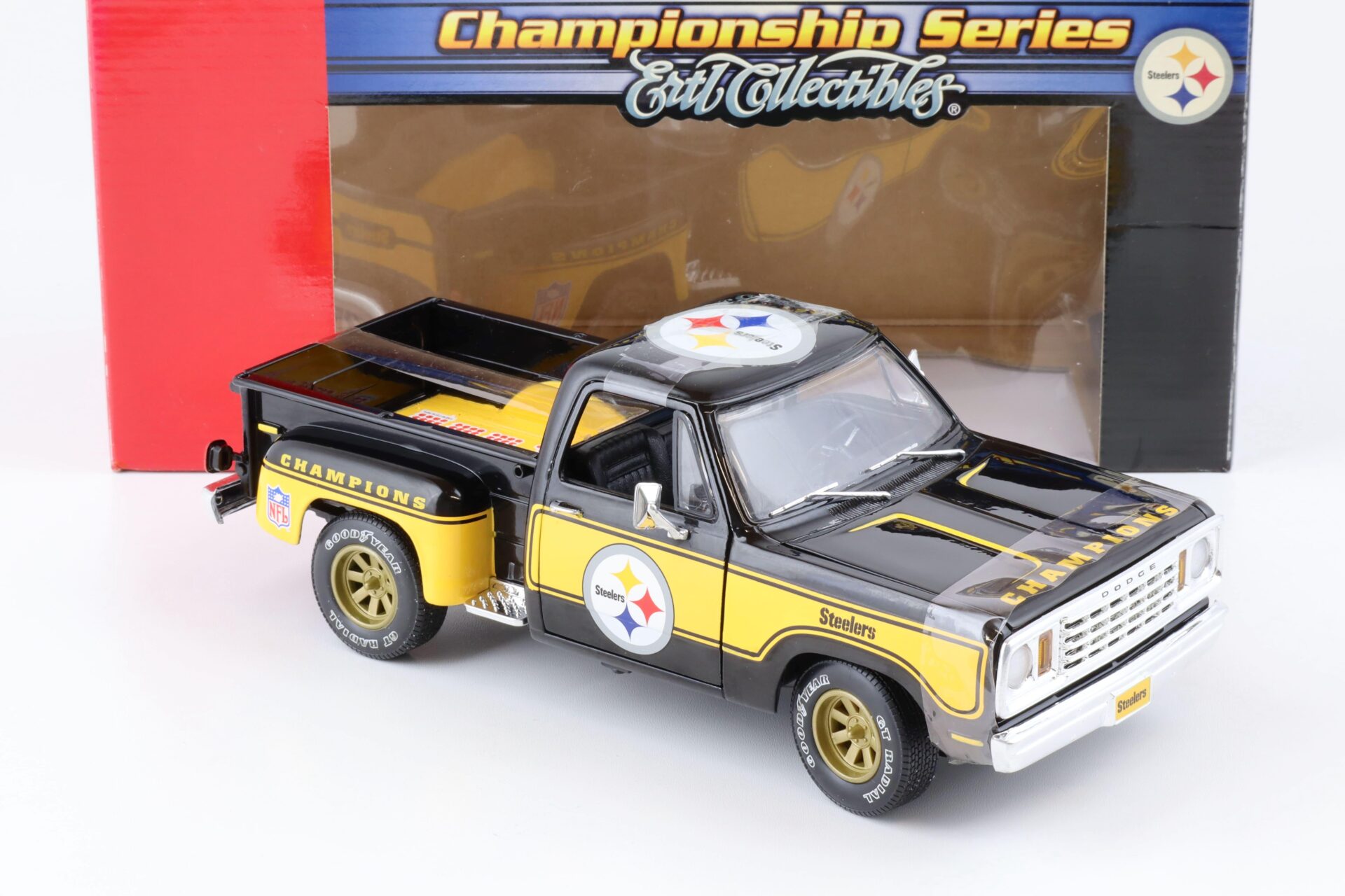 1:18 ERTL 1978 Dodge Warlock Pick Up NFL Steelers Champions Series black/ yellow
