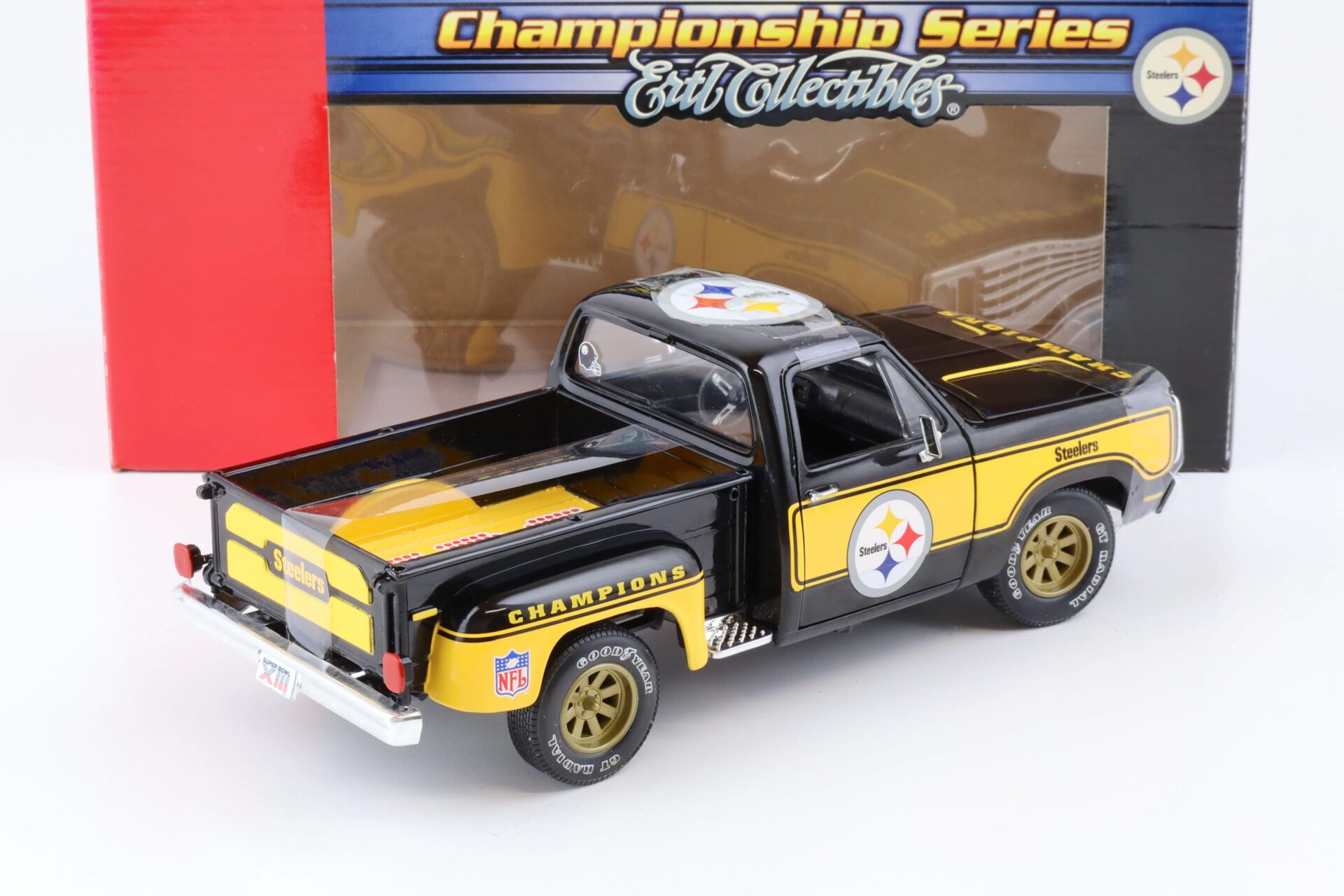1:18 ERTL 1978 Dodge Warlock Pick Up NFL Steelers Champions Series black/ yellow