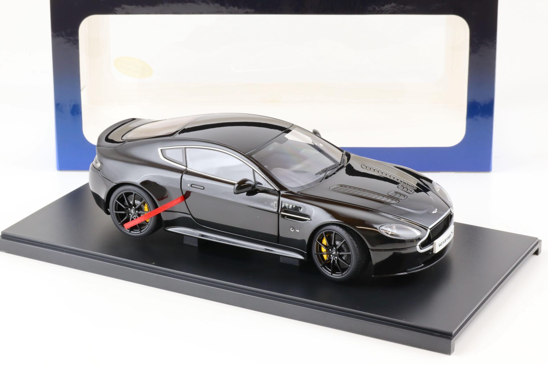 1:18 AUTOart Aston Martin V12 Vantage S Coupe Jet black 2015