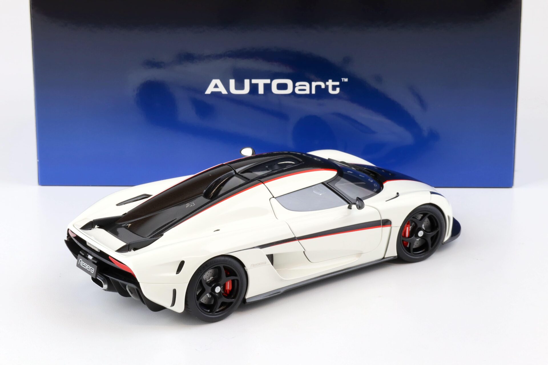 1:18 AUTOart Koenigsegg Regera 2016 crystal white/ Carbon/ red accents