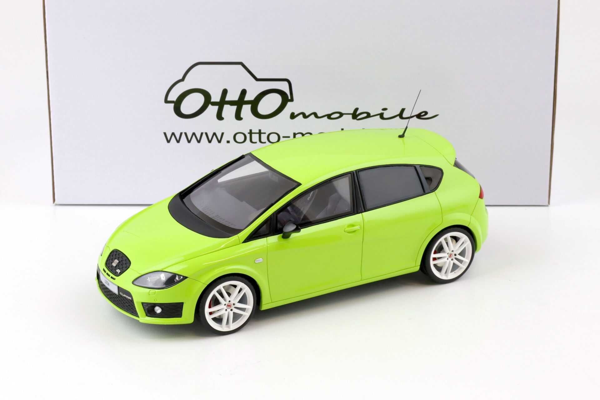 1:18 OTTO mobile OT404 Seat Leon MK2 Cupra R green 2020