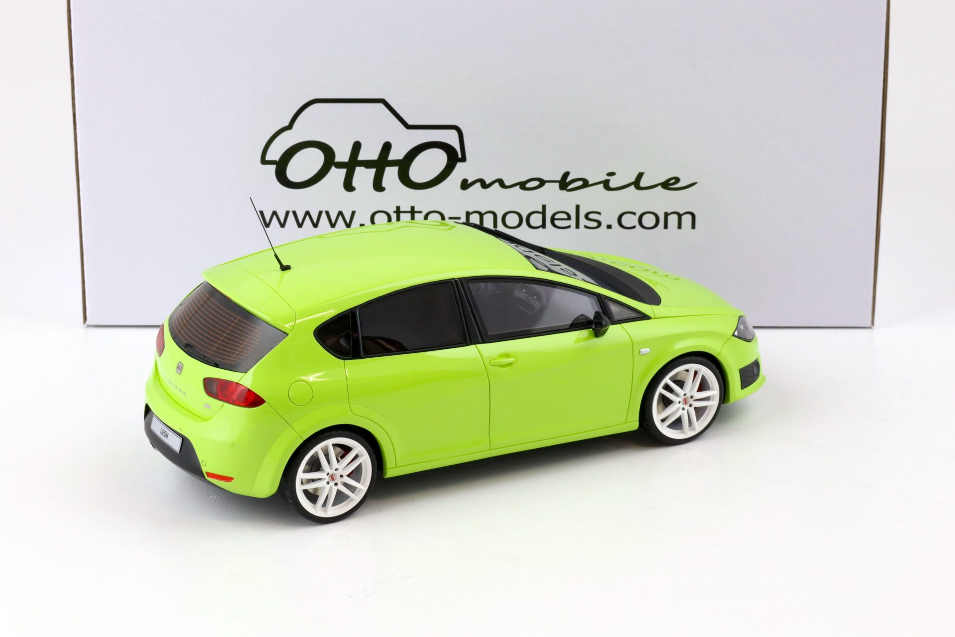 1:18 OTTO mobile OT404 Seat Leon MK2 Cupra R green 2020
