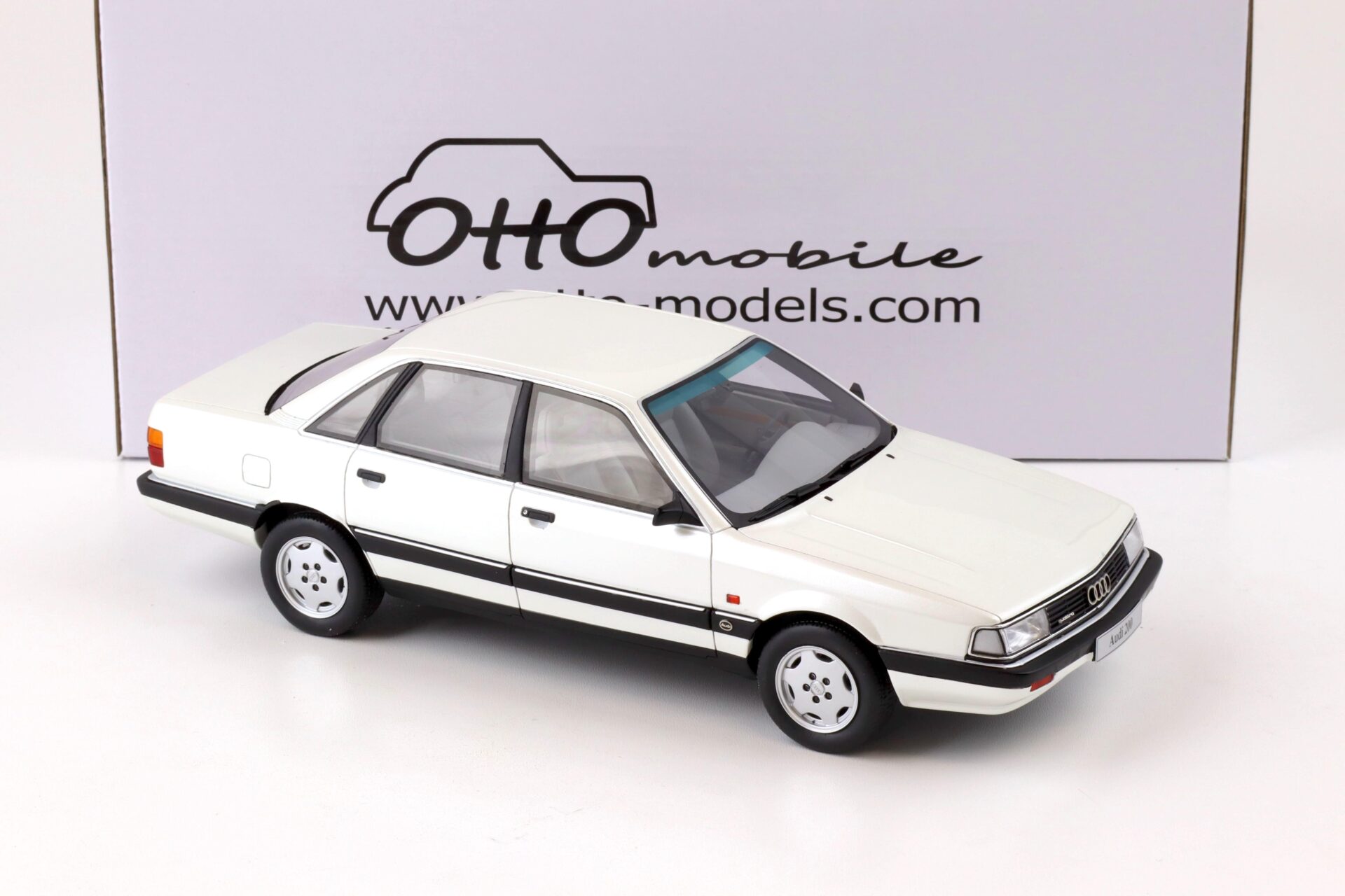 1:18 OTTO mobile OT408 Audi 200 Quattro 20V Limousine white 1989