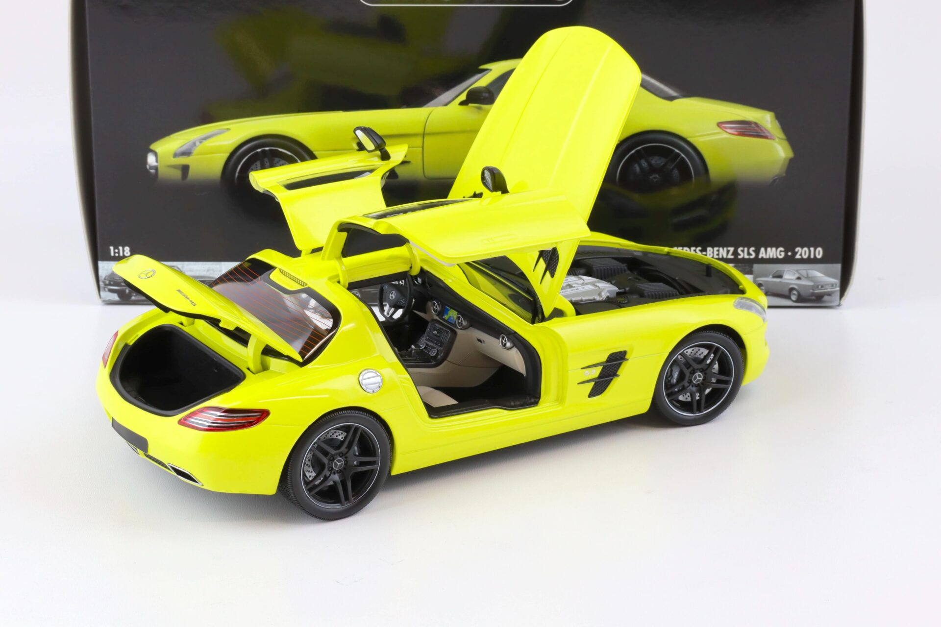 1:18 Minichamps Mercedes SLS AMG Coupe 2010 yellow