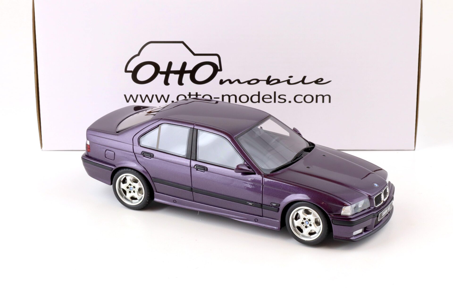 1:18 OTTO mobile OT307 BMW M3 (E36) Limousine violet metallic