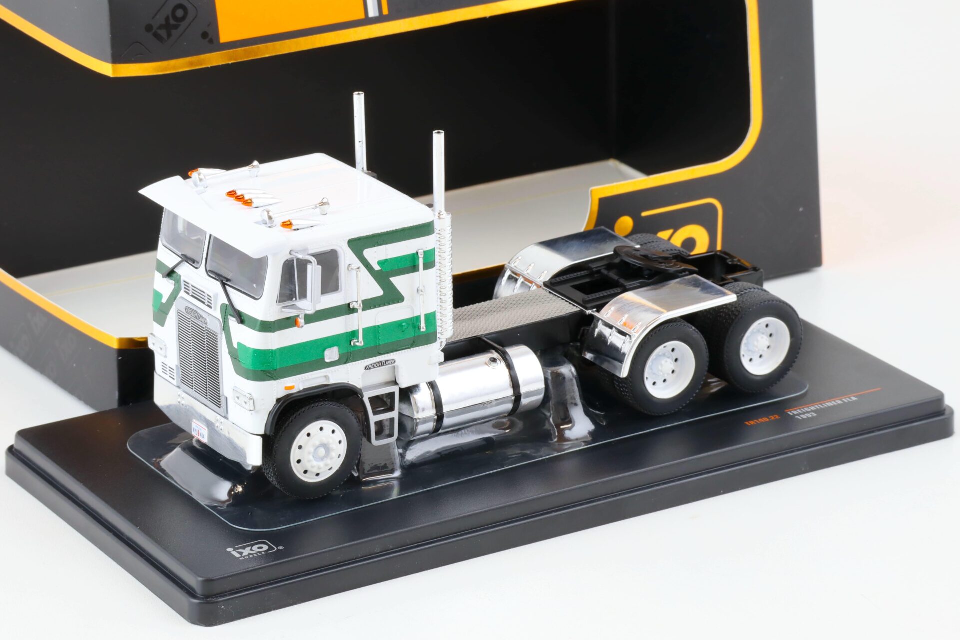 1:43 IXO Freightliner FLA SZM Truck 1993 white/ green