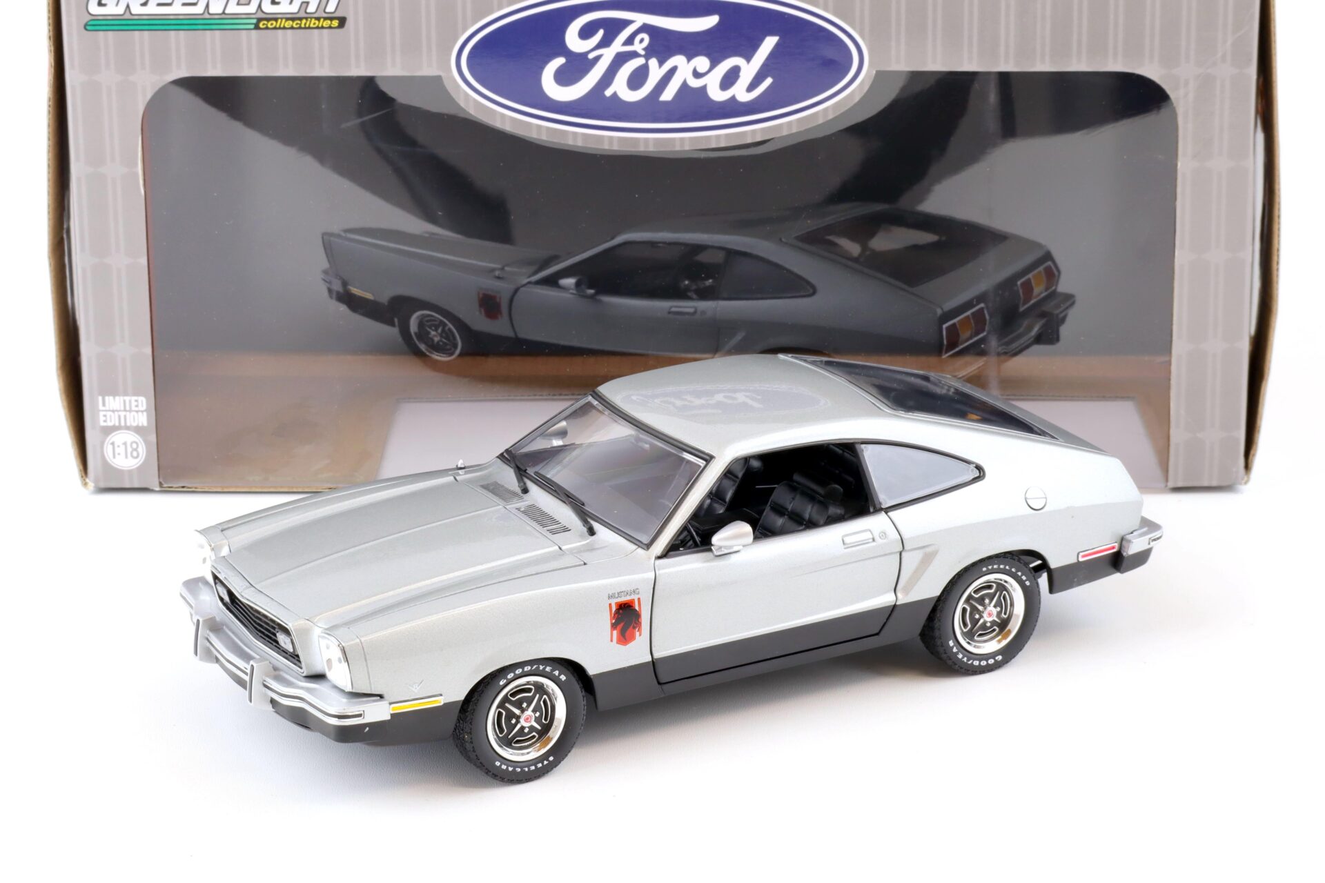 ID 76836 orig.jpg 1:18 Greenlight 1976 Ford Mustang II Stallion silver metallic