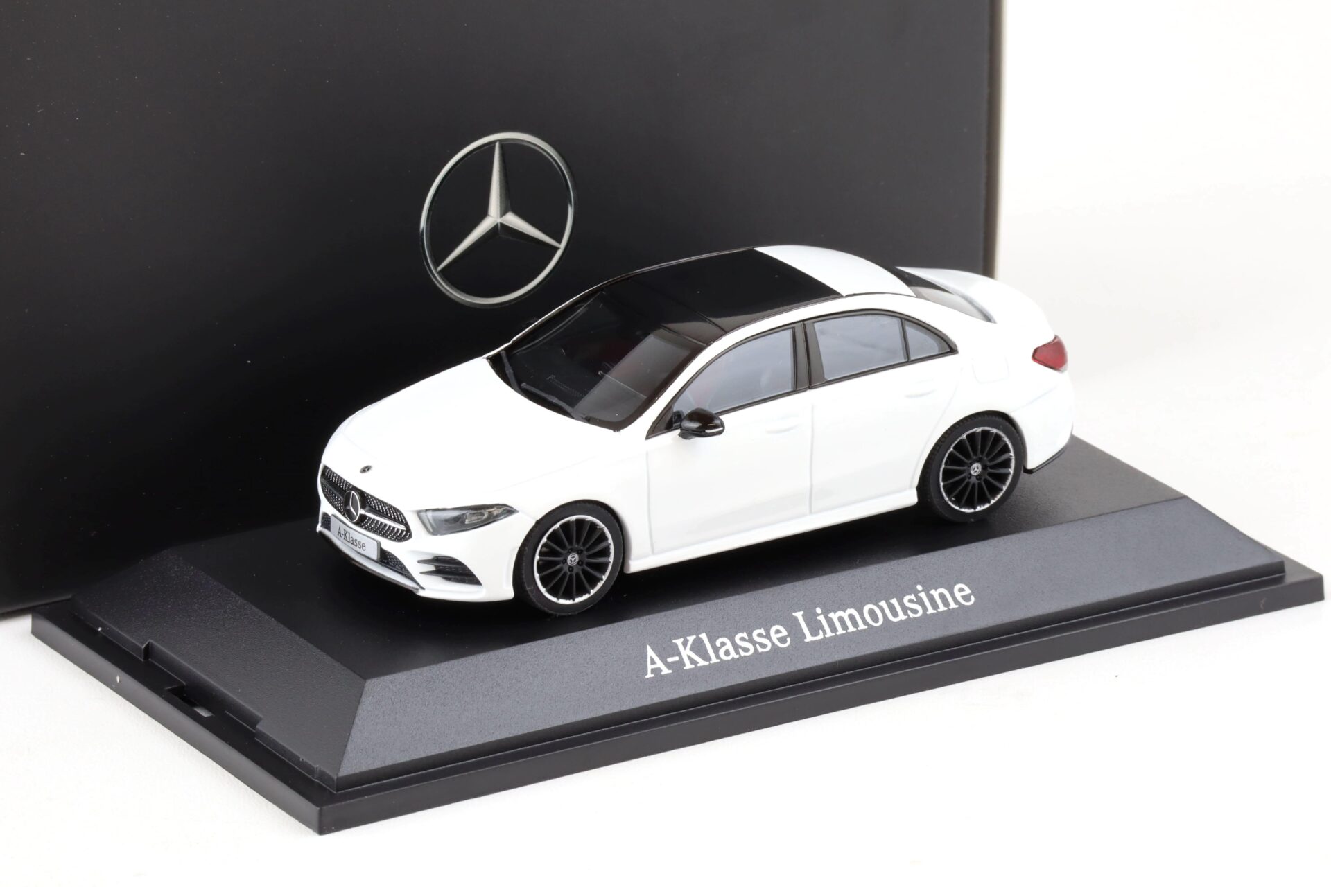 ID 77135 orig.jpg 1:43 Herpa Mercedes A Class W177 polar white DEALER VERSION