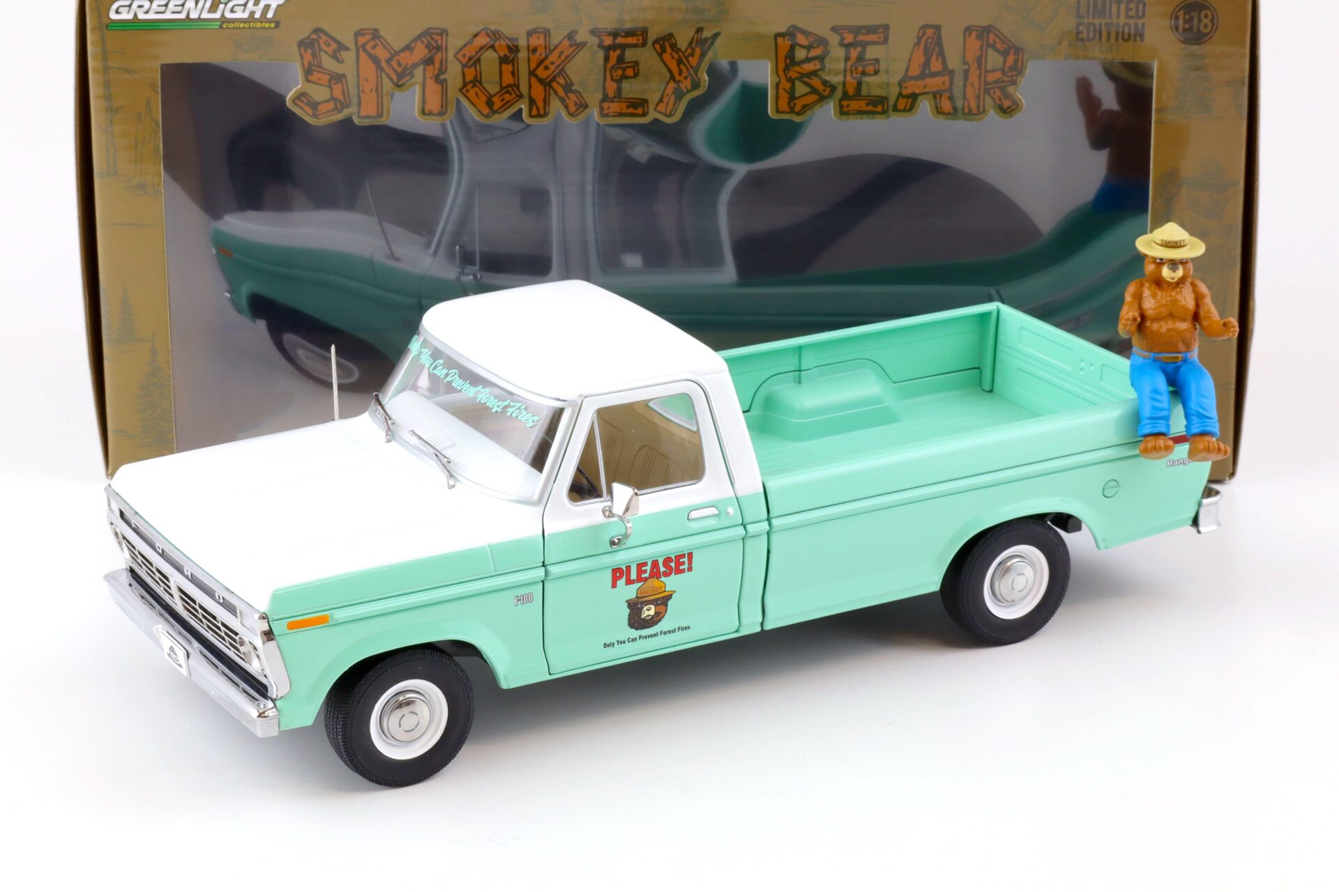1:18 Greenlight 1975 Ford F-100 Ranger Pick-Up Forest Service with Smokey Bear Figure