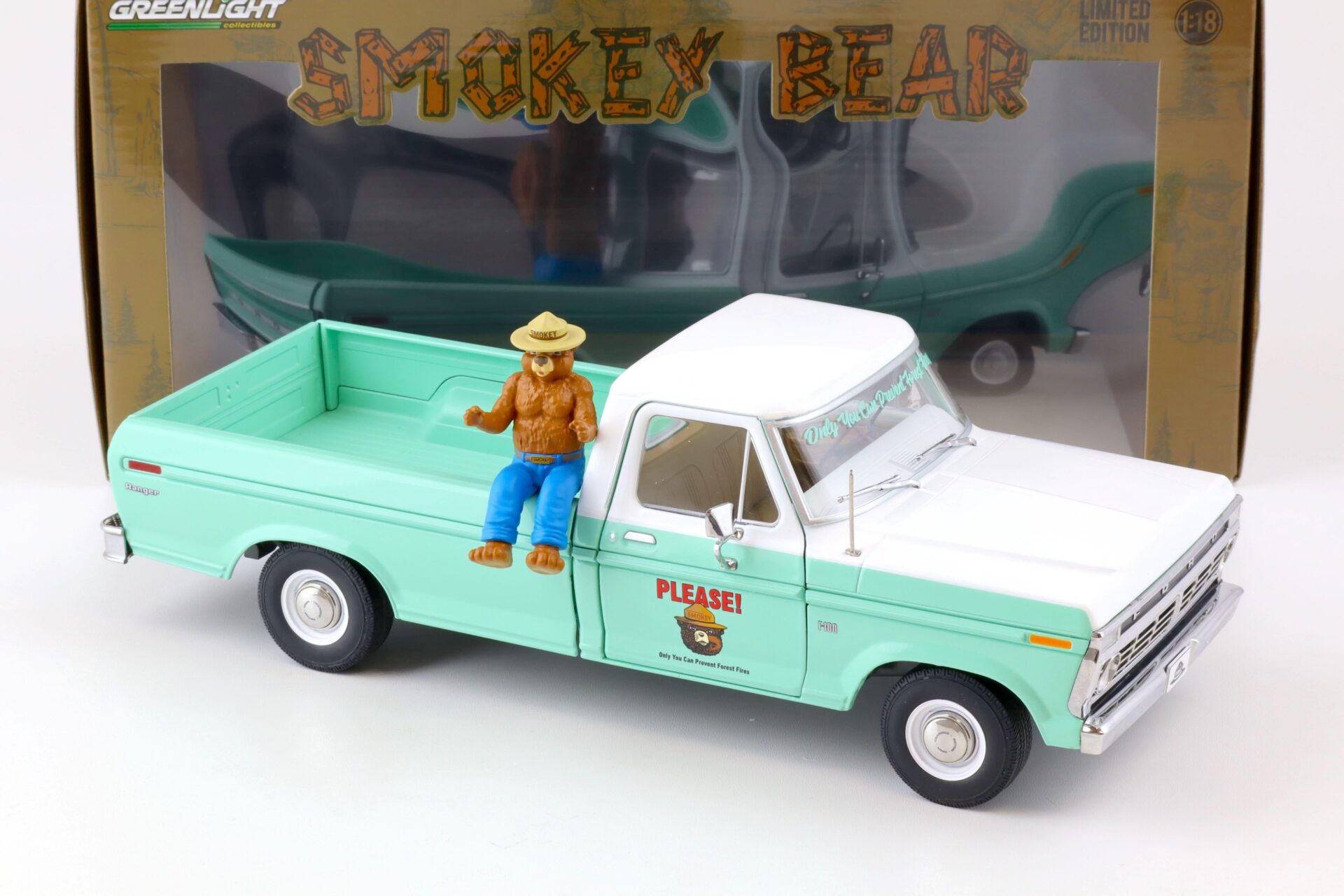 1:18 Greenlight 1975 Ford F-100 Ranger Pick-Up Forest Service with Smokey Bear Figure