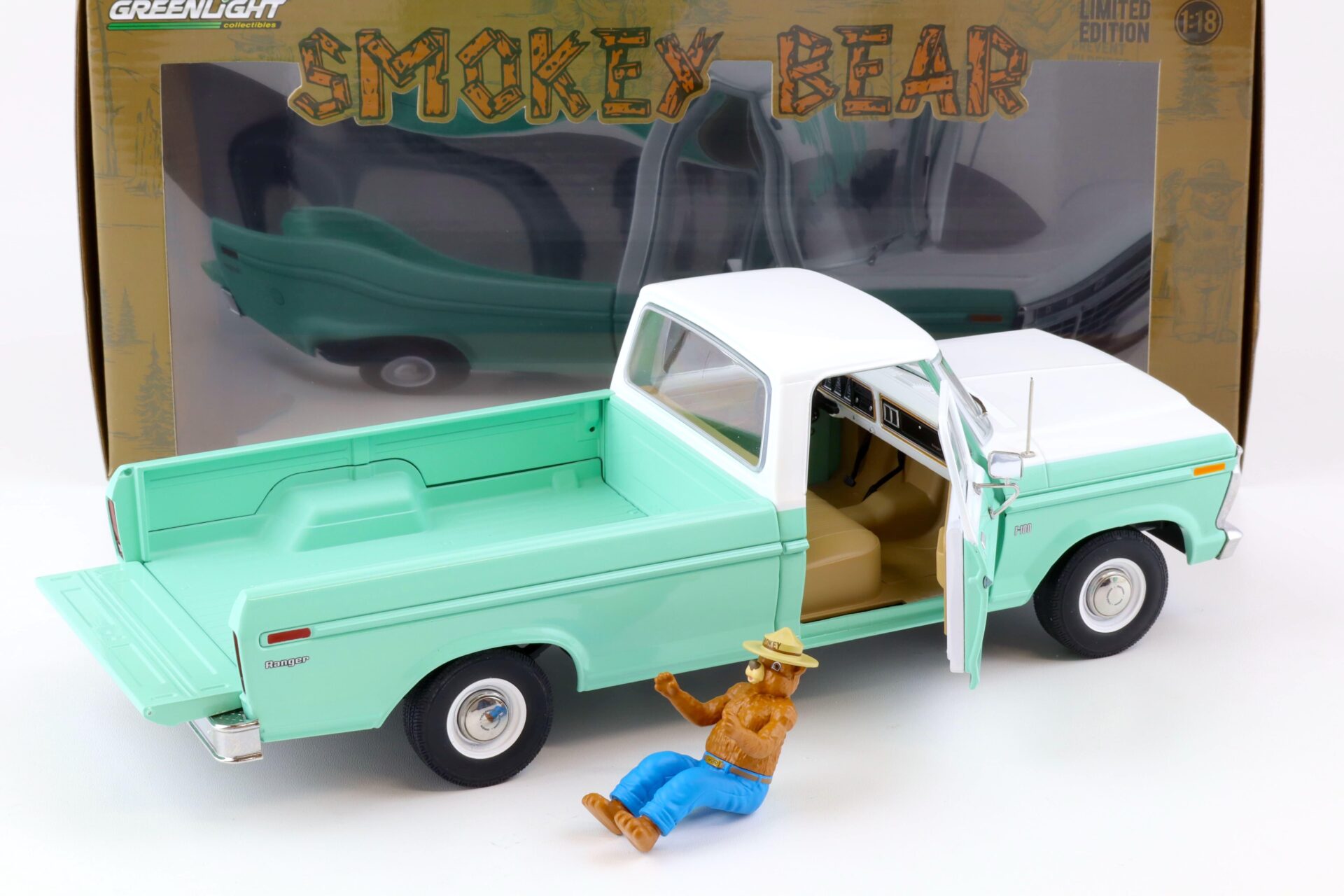 1:18 Greenlight 1975 Ford F-100 Ranger Pick-Up Forest Service with Smokey Bear Figure