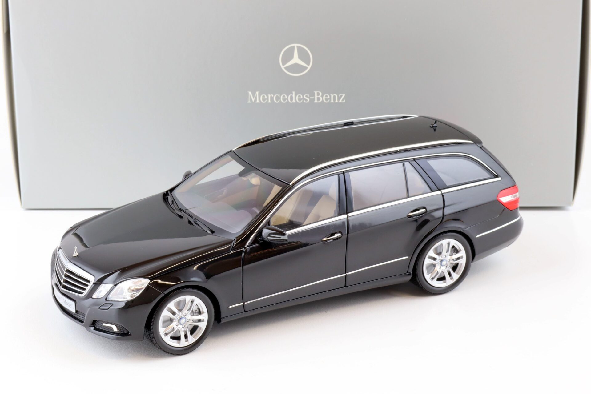 1:18 Minichamps Mercedes E-Klasse T-Modell S212 obsidian black DEALER VERSION