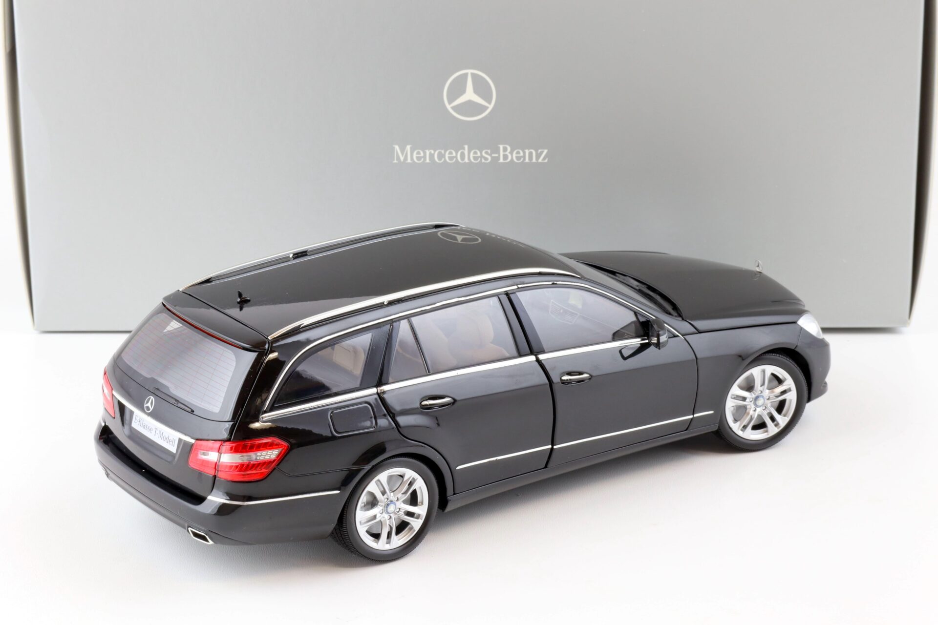 1:18 Minichamps Mercedes E-Klasse T-Modell S212 obsidian black DEALER VERSION
