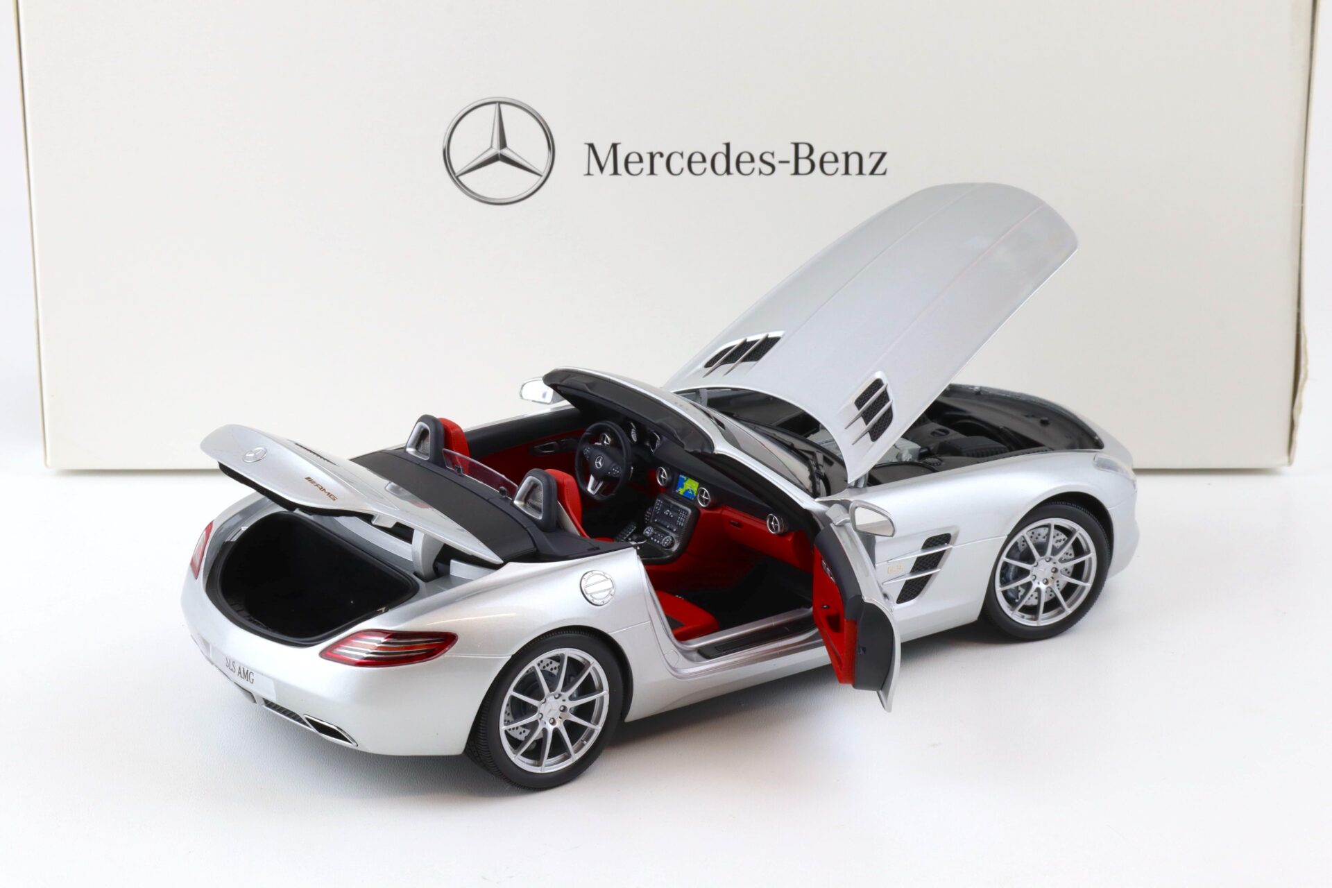 1:18 Minichamps Mercedes SLS AMG Roadster iridium silver DEALER VERSION