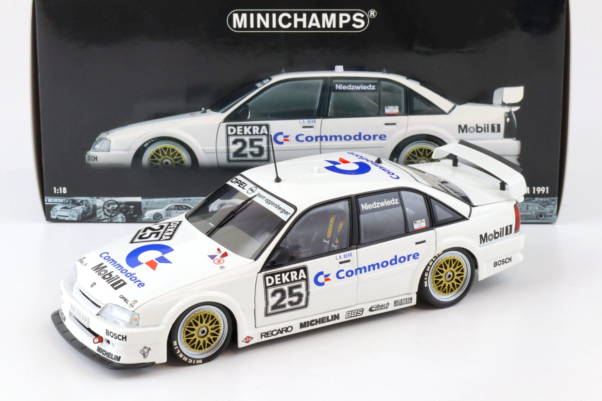 ID 77841 orig.jpg 1:18 Minichamps Opel Omega 3000 24V DTM 1991 K. Niedzwiedz #25 Commodore