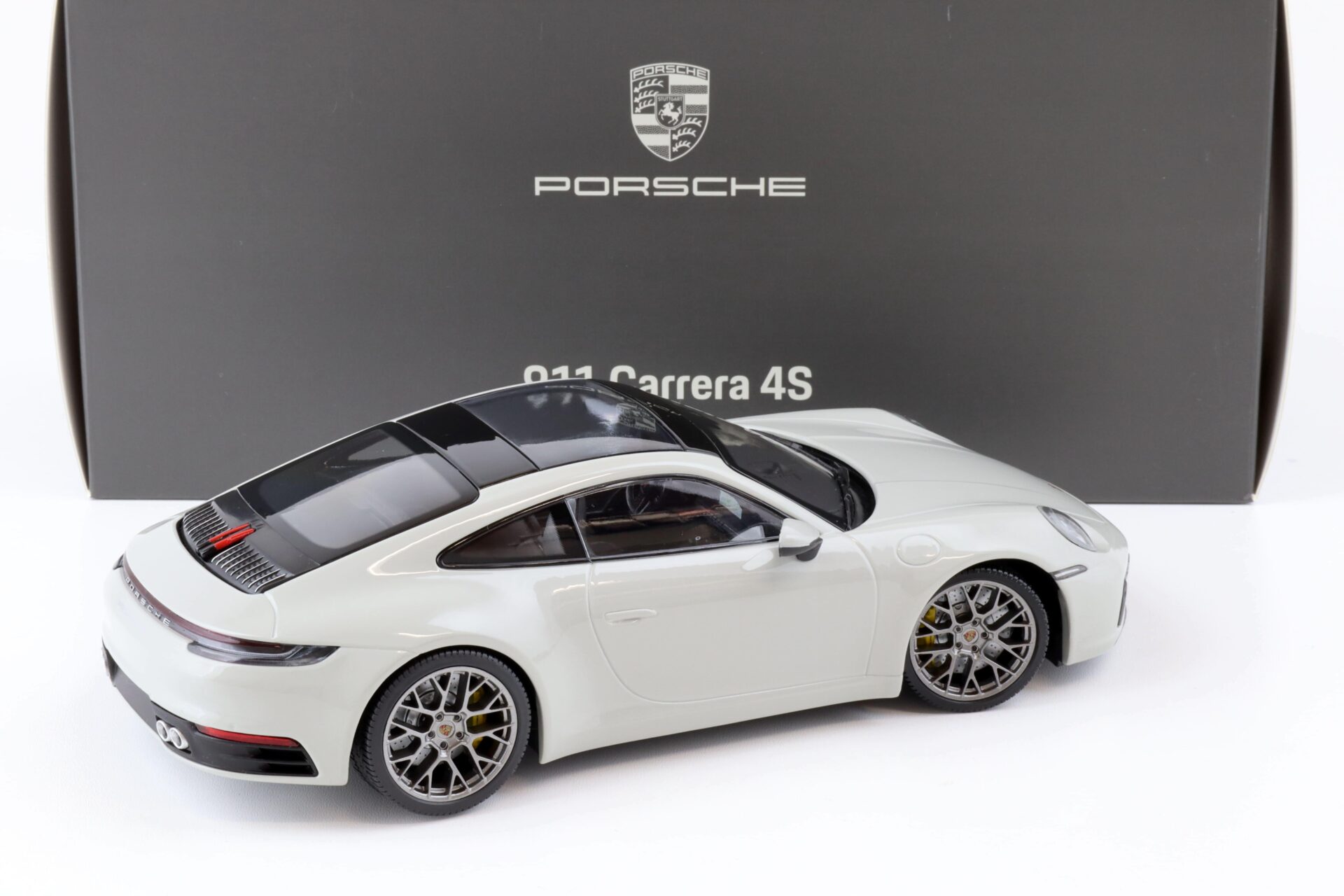1:18 Minichamps Porsche 911 (992) Carrera 4S Coupe kreide WAP DEALER