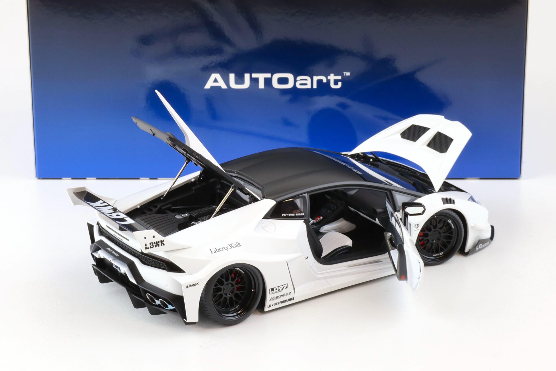 1:18 AUTOart Lamborghini Huracan GT LB-SILHOUETTE Works 2019 white