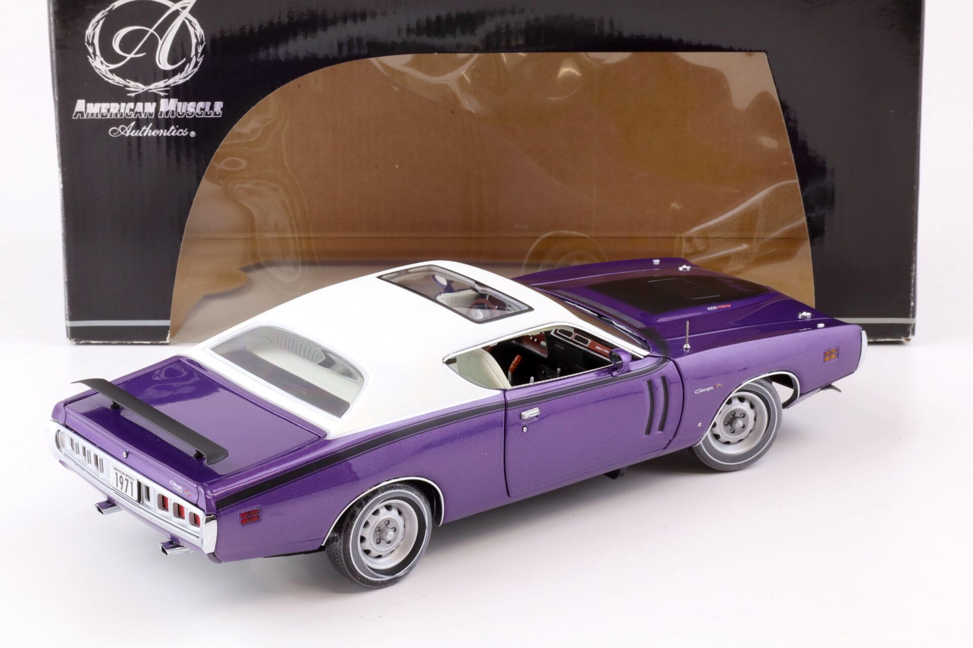 1:18 ERTL Authentics 1971 Dodge Charger R/T Coupe purple/ white roof