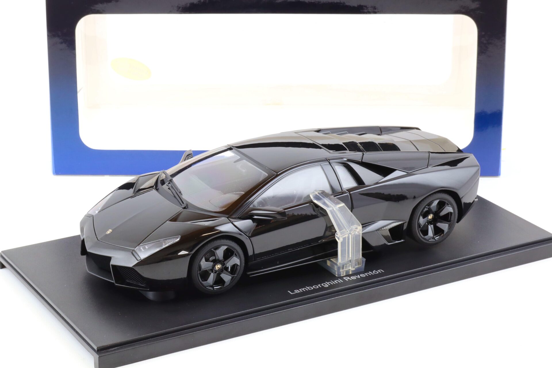 1:18 AUTOart Lamborghini Reventon black 74592