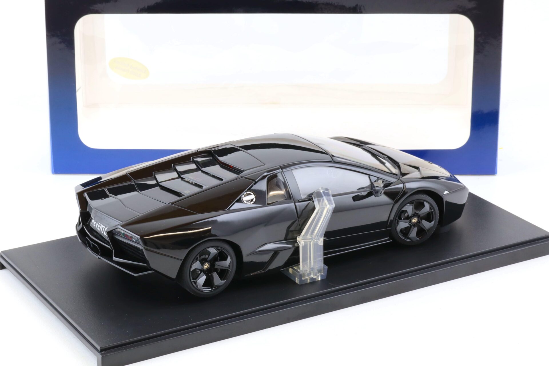 1:18 AUTOart Lamborghini Reventon black 74592