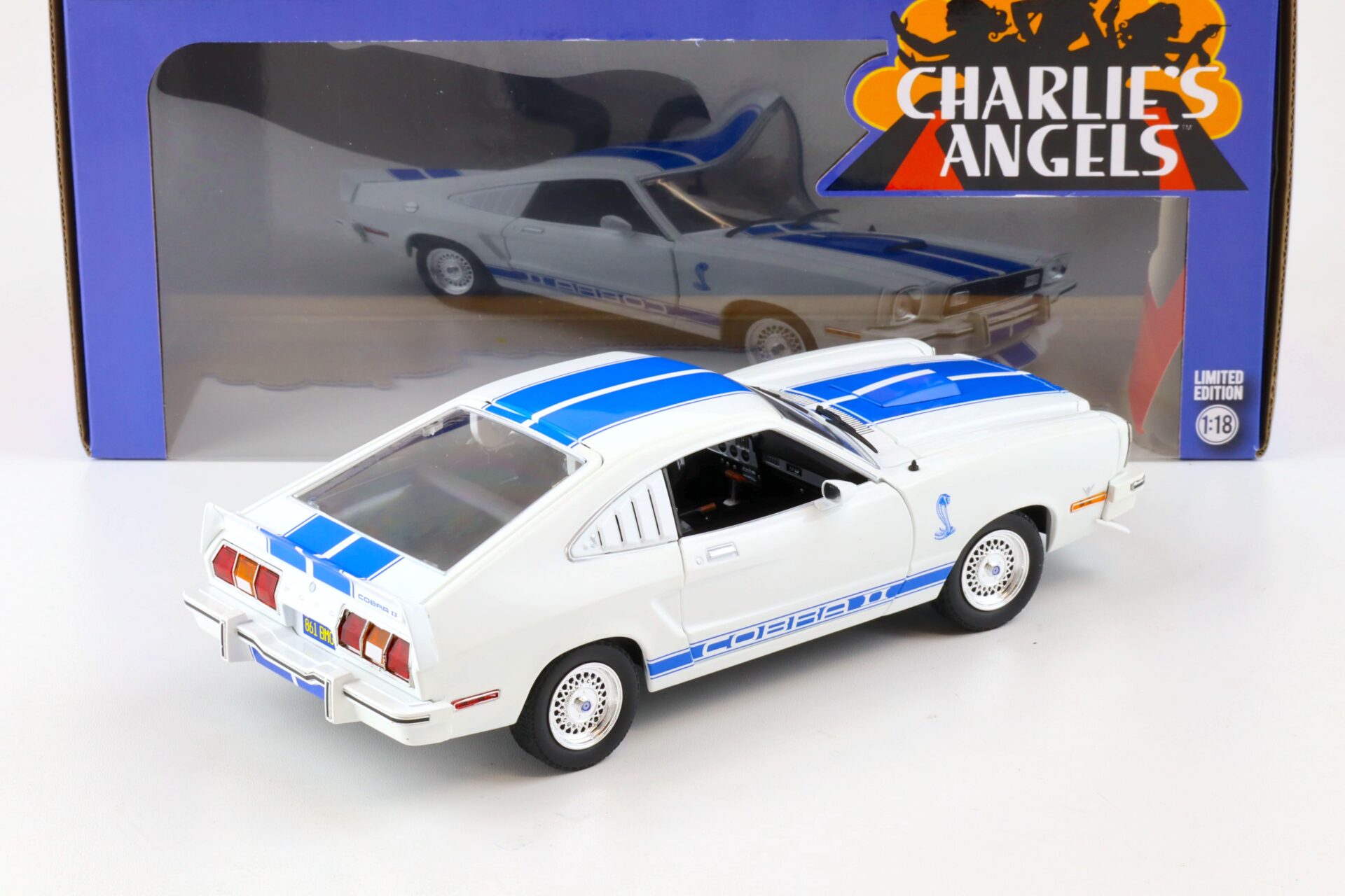 1:18 Greenlight 1976 Ford Mustang II Cobra II white Jill Munroe Charlie's Angels