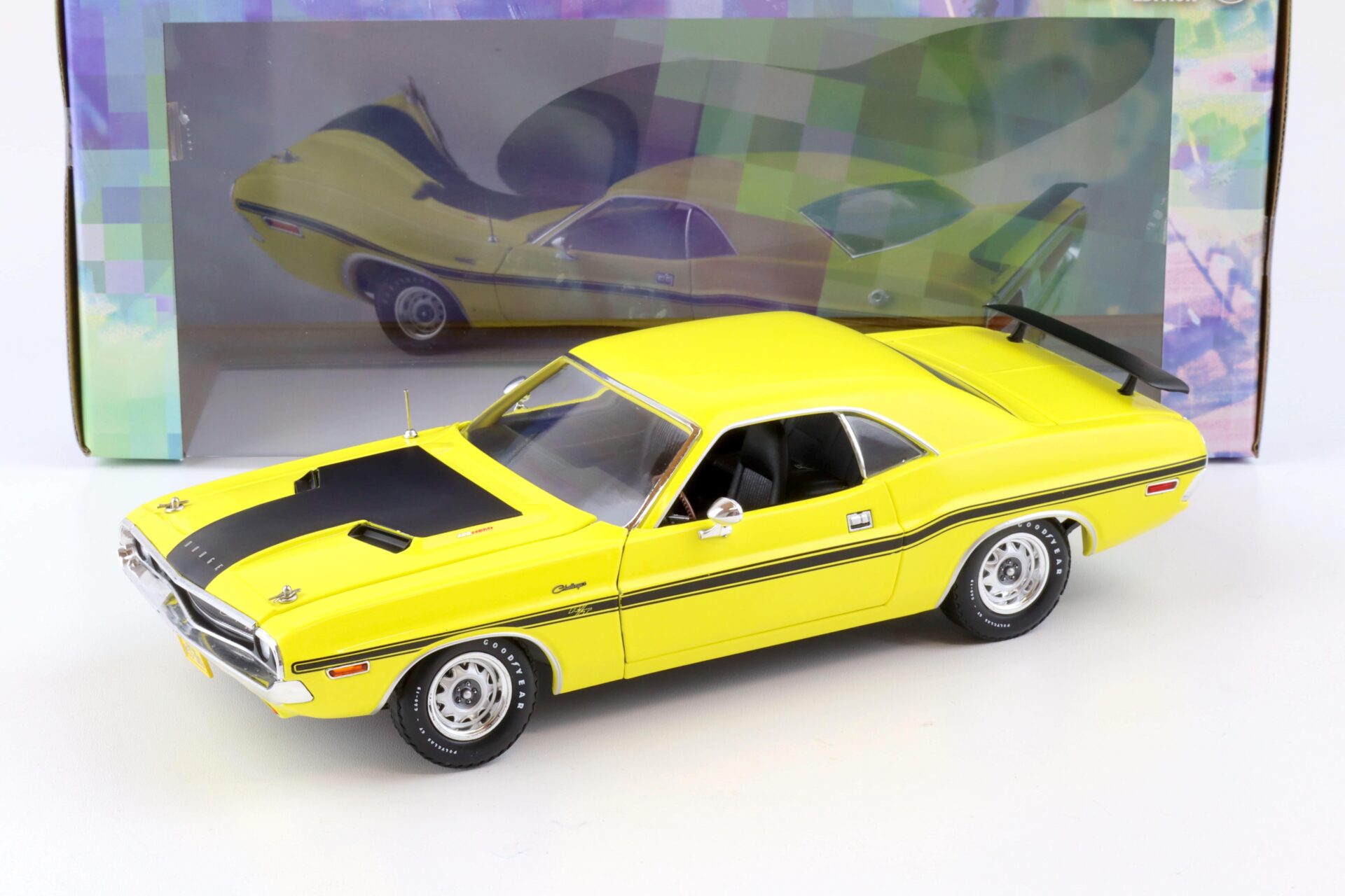 ID 80027 orig 1.jpg 1:18 Greenlight 1970 Dodge Challenger R/T 426 Hemi Coupe yellow NCIS