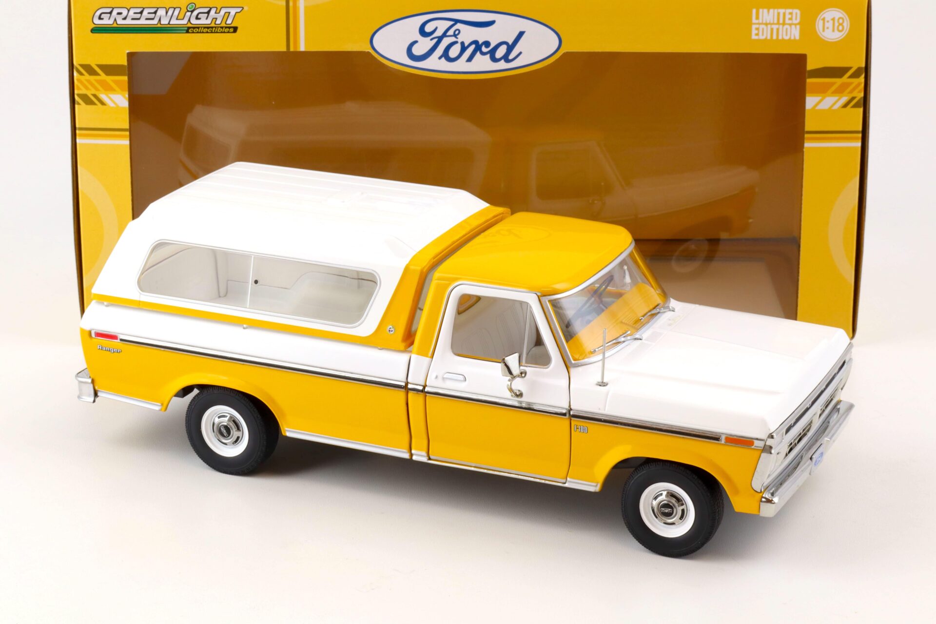 1:18 Greenlight 1976 Ford F-100 Pick Up with removable Hardtop white/ yellow