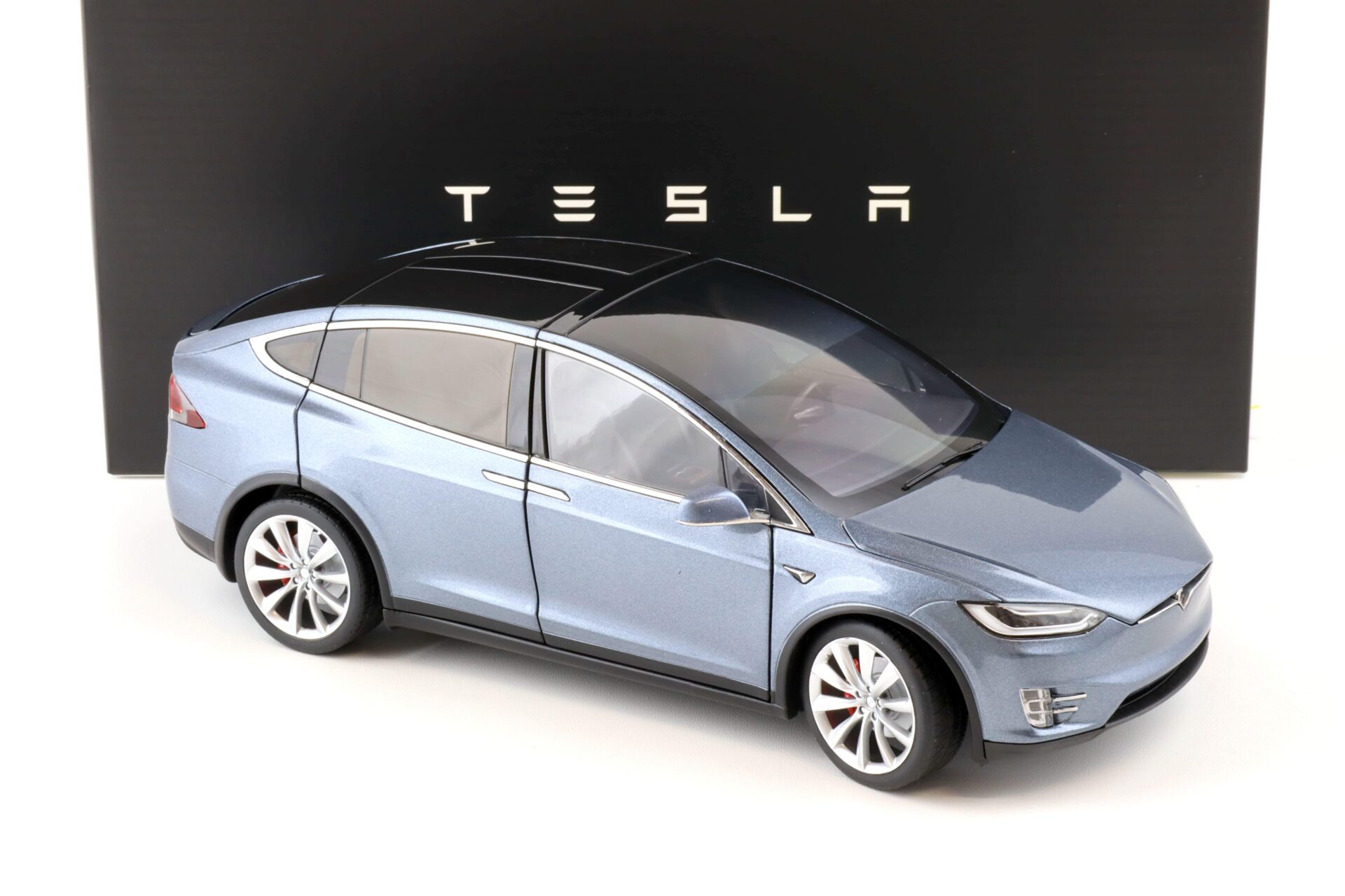 1:18 Original Tesla Model X P100D grey metallic Diecast DEALER VERSION