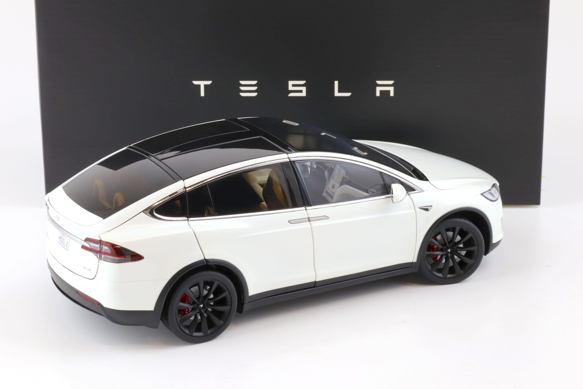 1:18 Original Tesla Model X P100D white Diecast DEALER VERSION