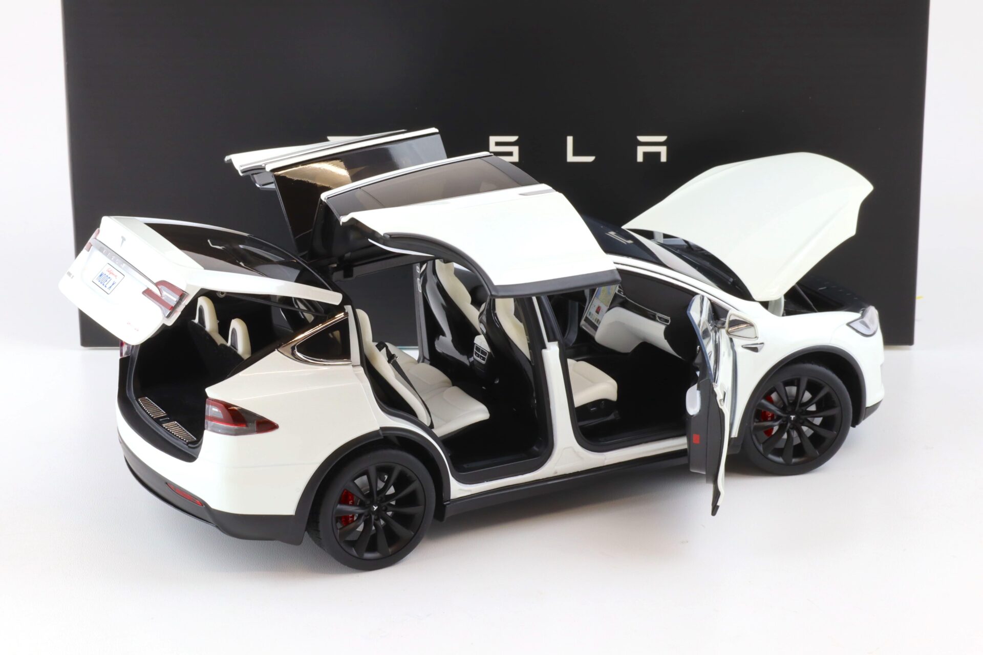 1:18 Original Tesla Model X P100D white Diecast DEALER VERSION