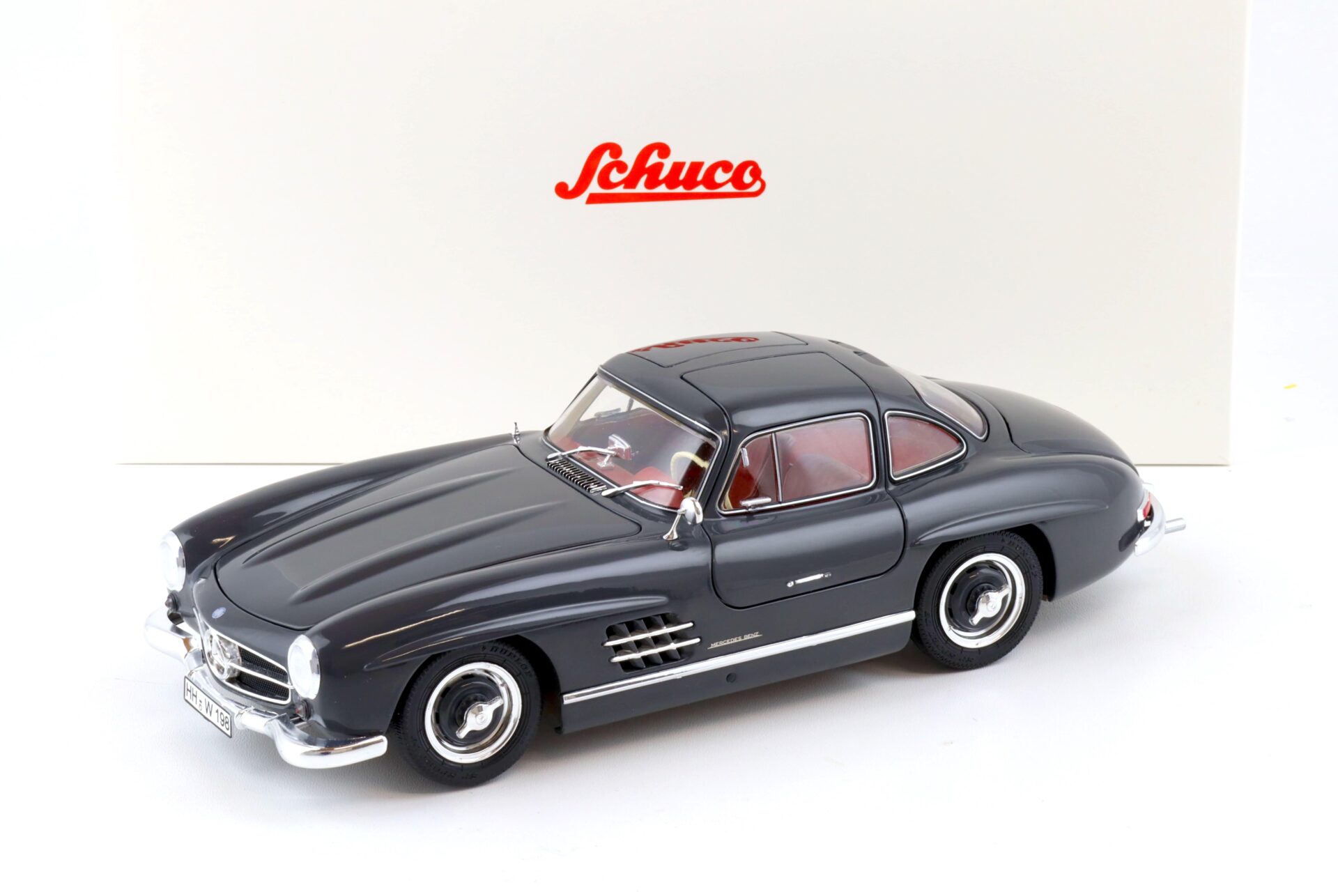 ID 80362 orig 1.jpg 1:18 Schuco Mercedes 300 SL Coupe Gullwing grey/ red interior