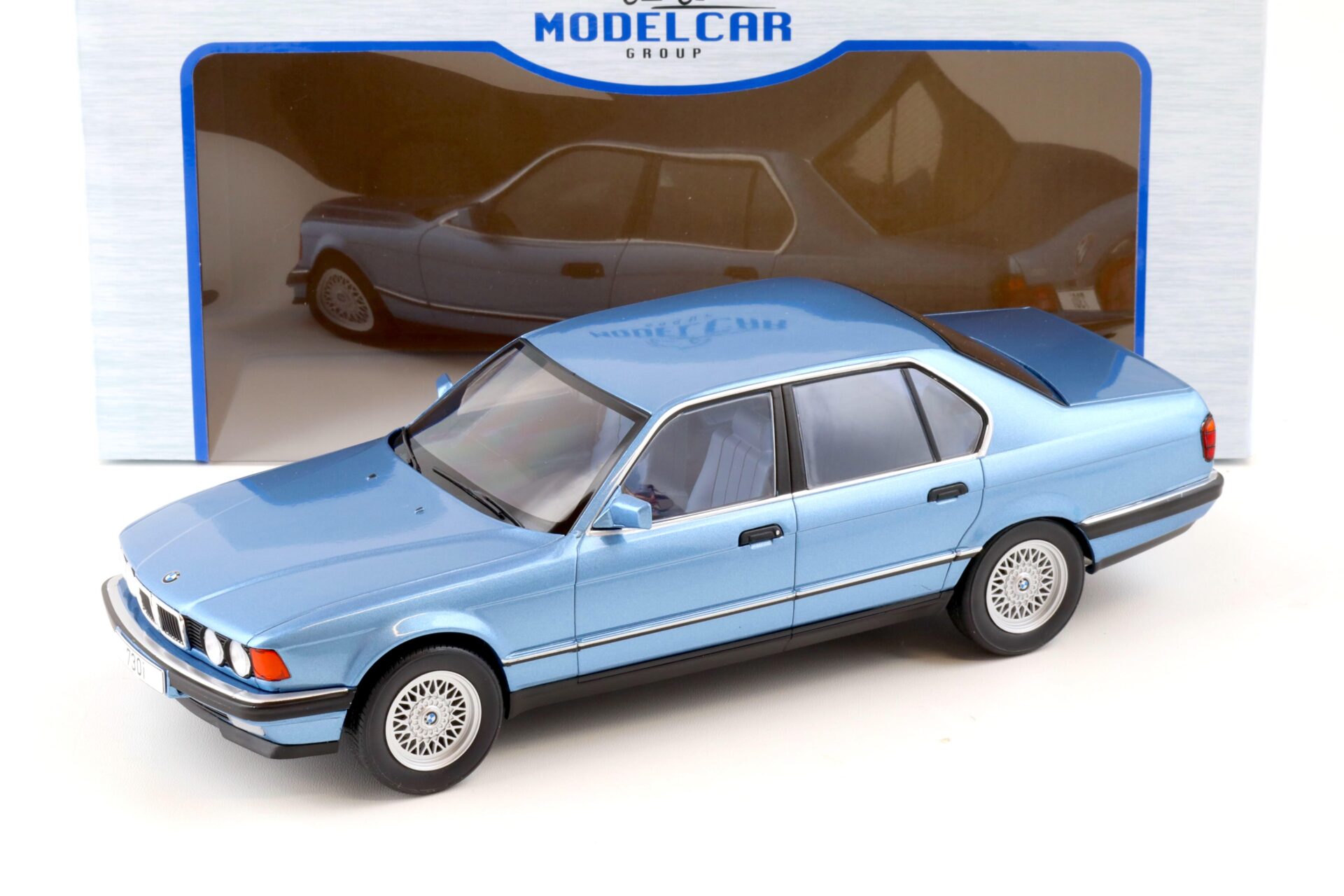 ID 80706 orig.jpg 1:18 MCG BMW 7-Series 730i (E32) Limousine blue metallic