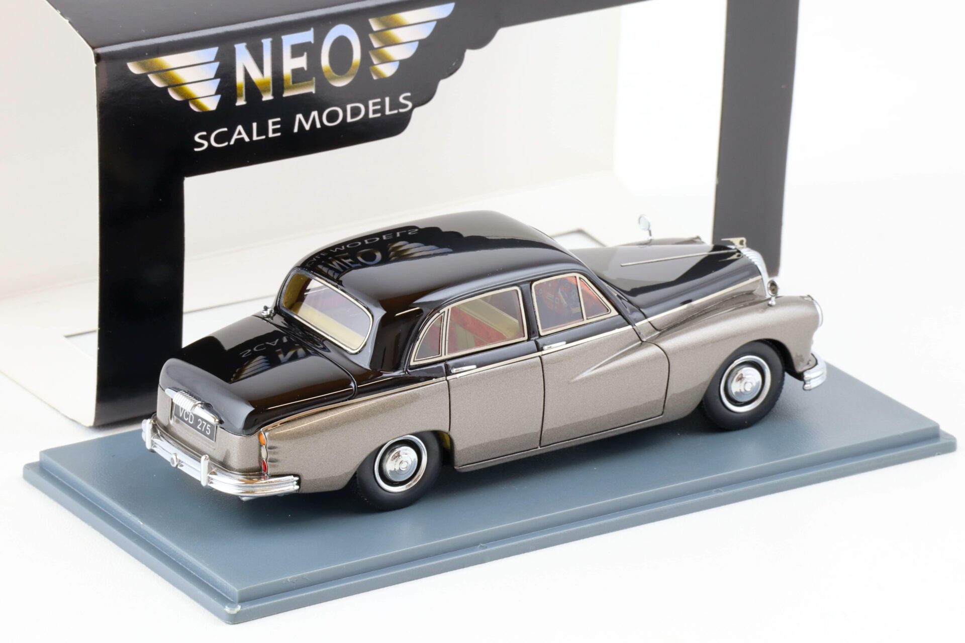 1:43 NEO Daimler Majestic Maior Limousine 1960 grey / black