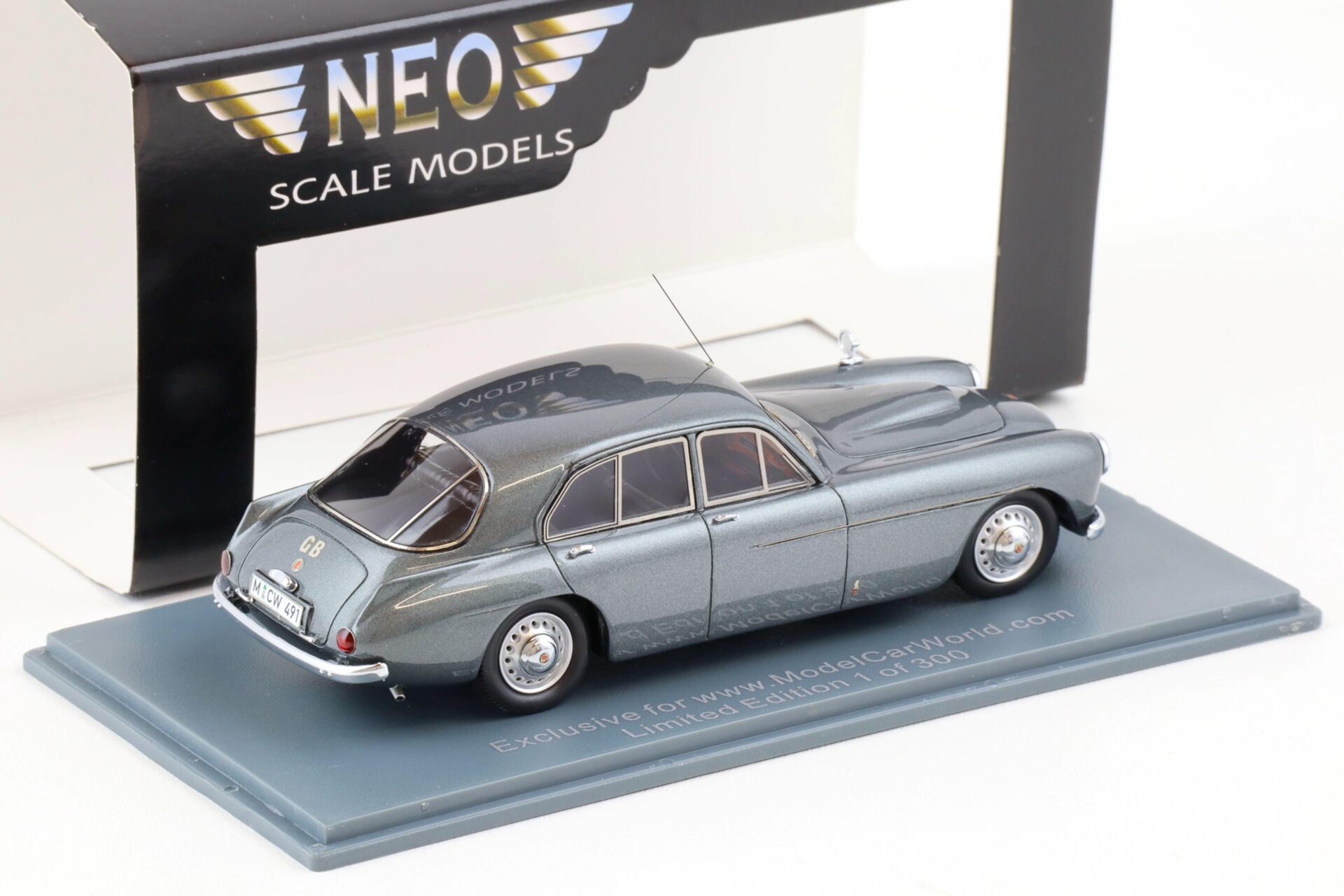 1:43 NEO Bristol 405 grey metallic MCW Limited 300 pcs.