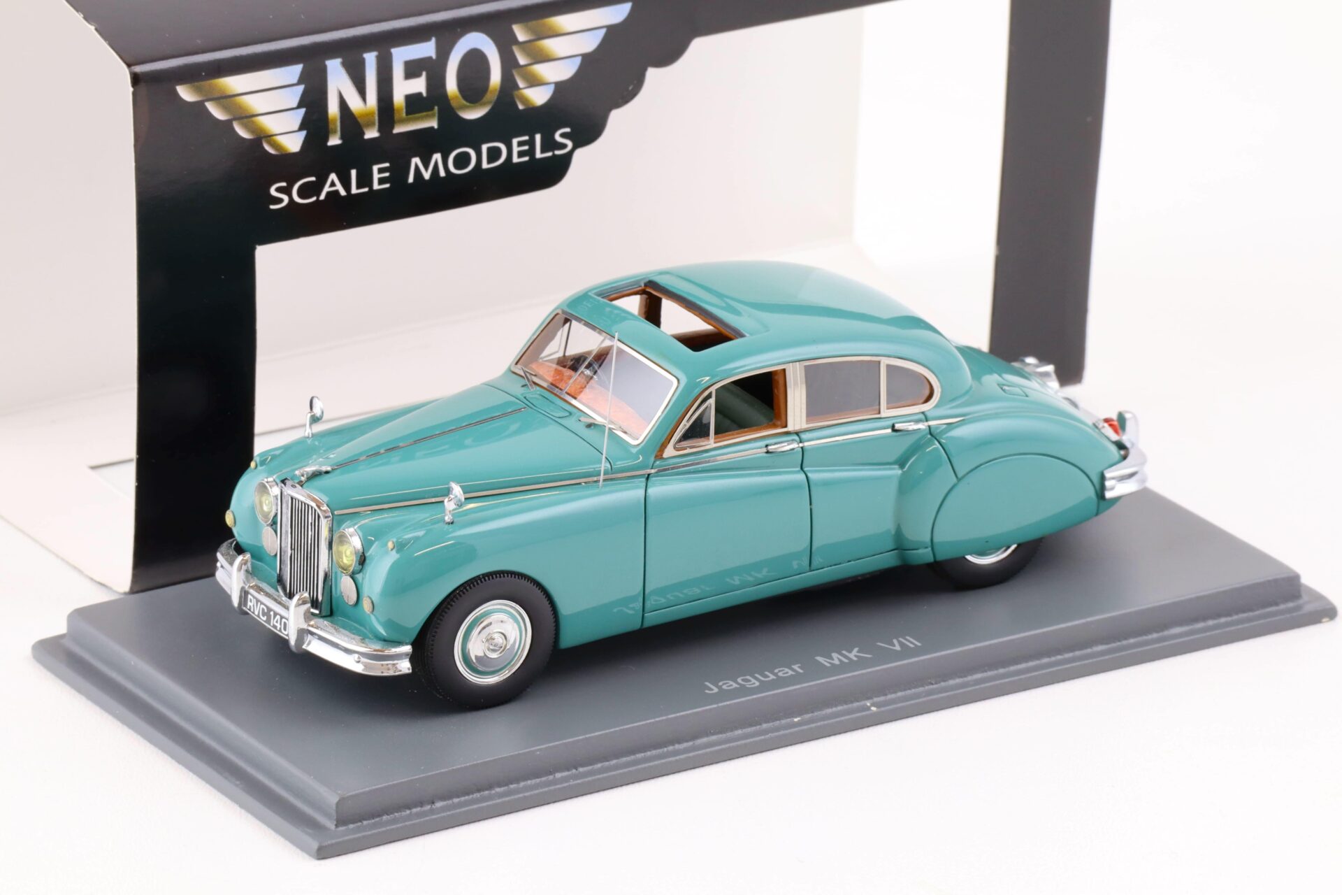 1:43 NEO Jaguar MK VII green 1955