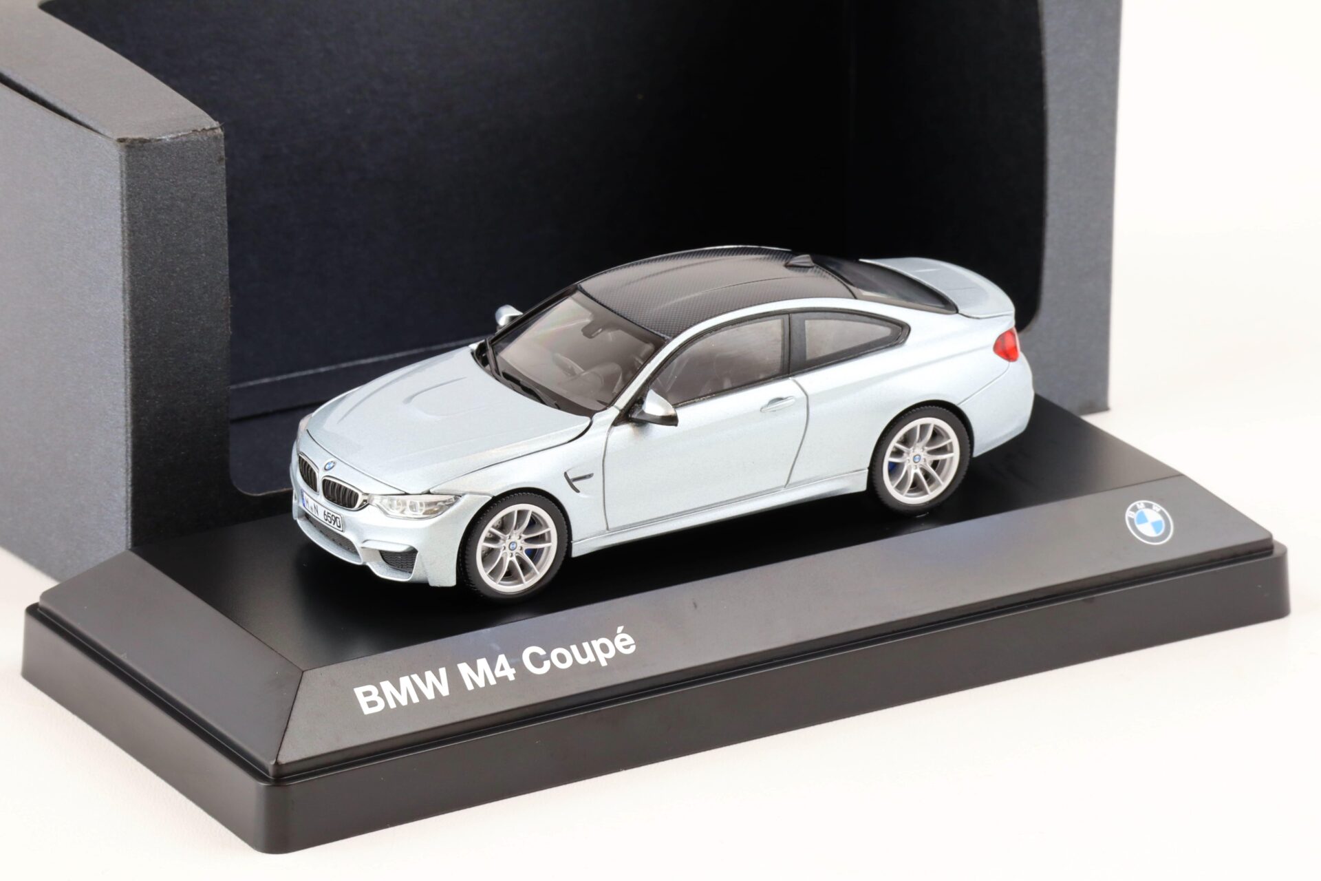 1:43 Herpa BMW M4 (F82) Coupe Silverstone II metallic DEALER VERSION