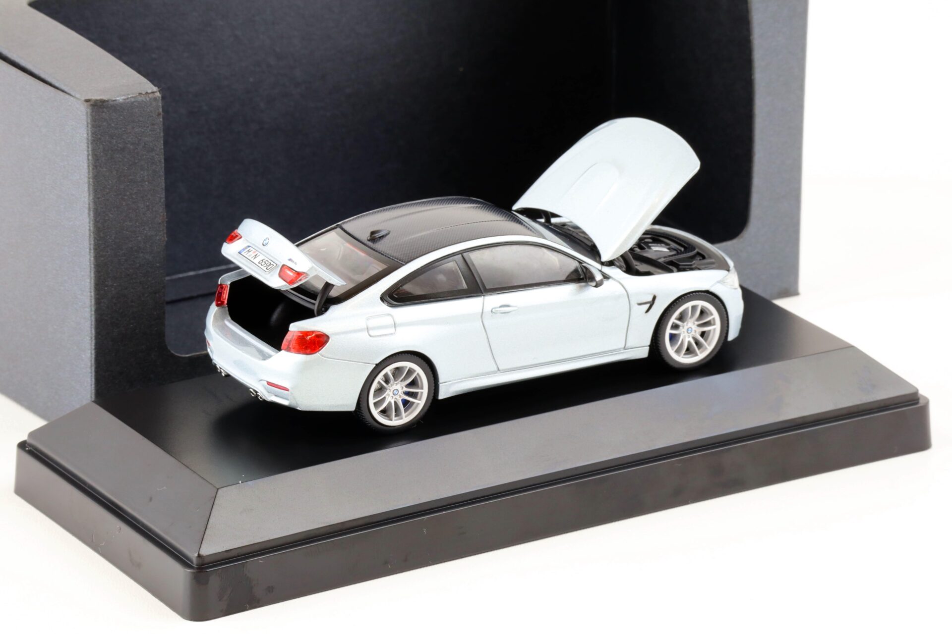 1:43 Herpa BMW M4 (F82) Coupe Silverstone II metallic DEALER VERSION