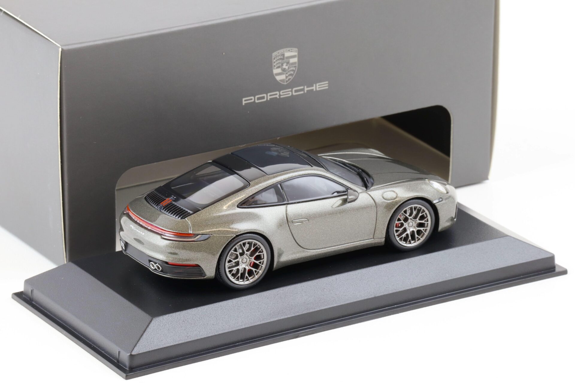 1:43 Minichamps Porsche 911 (992) Carrera 4S Coupe Aventurine green DEALER