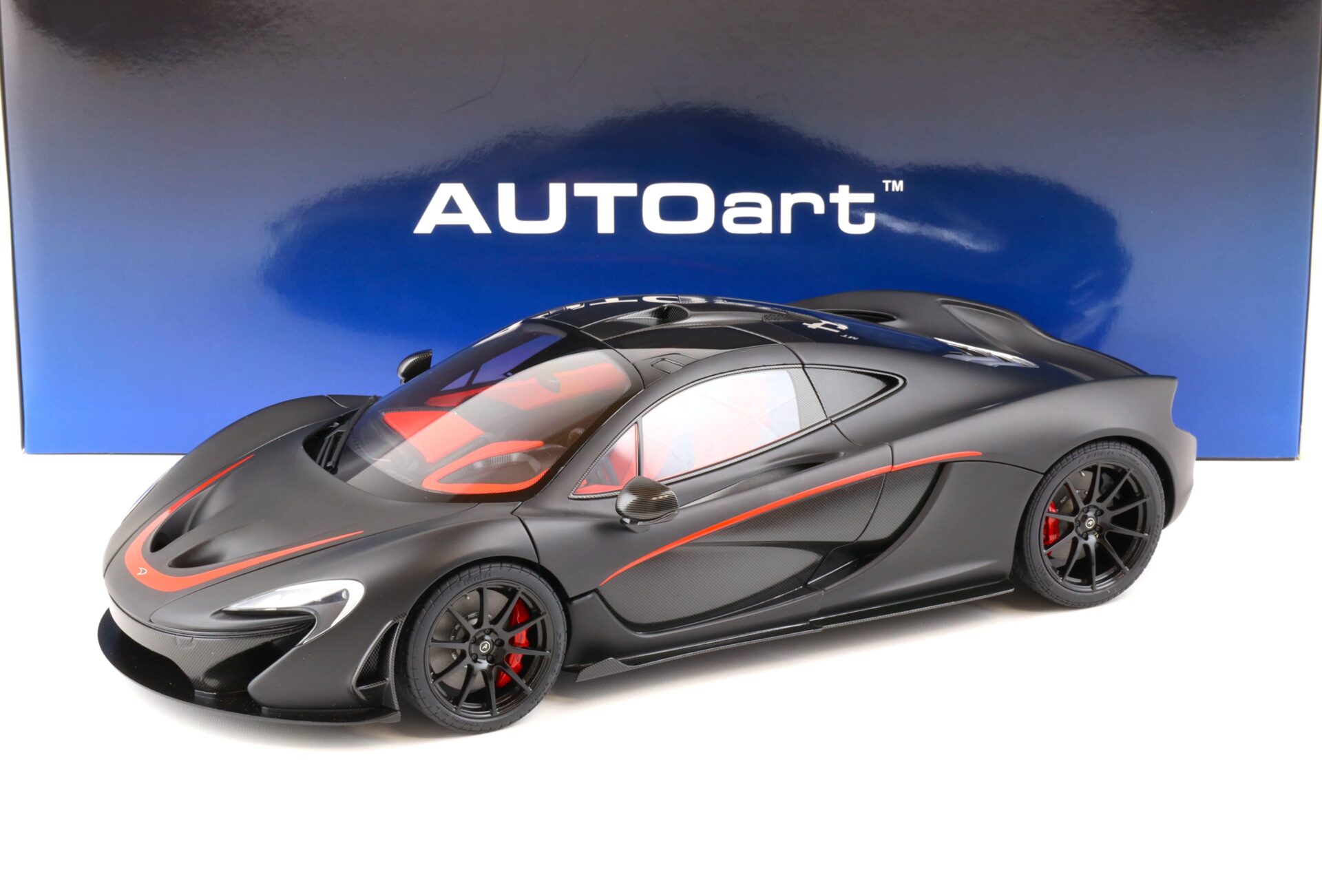1:12 AUTOart 2013 McLaren P1 matt black/ red accents 12241