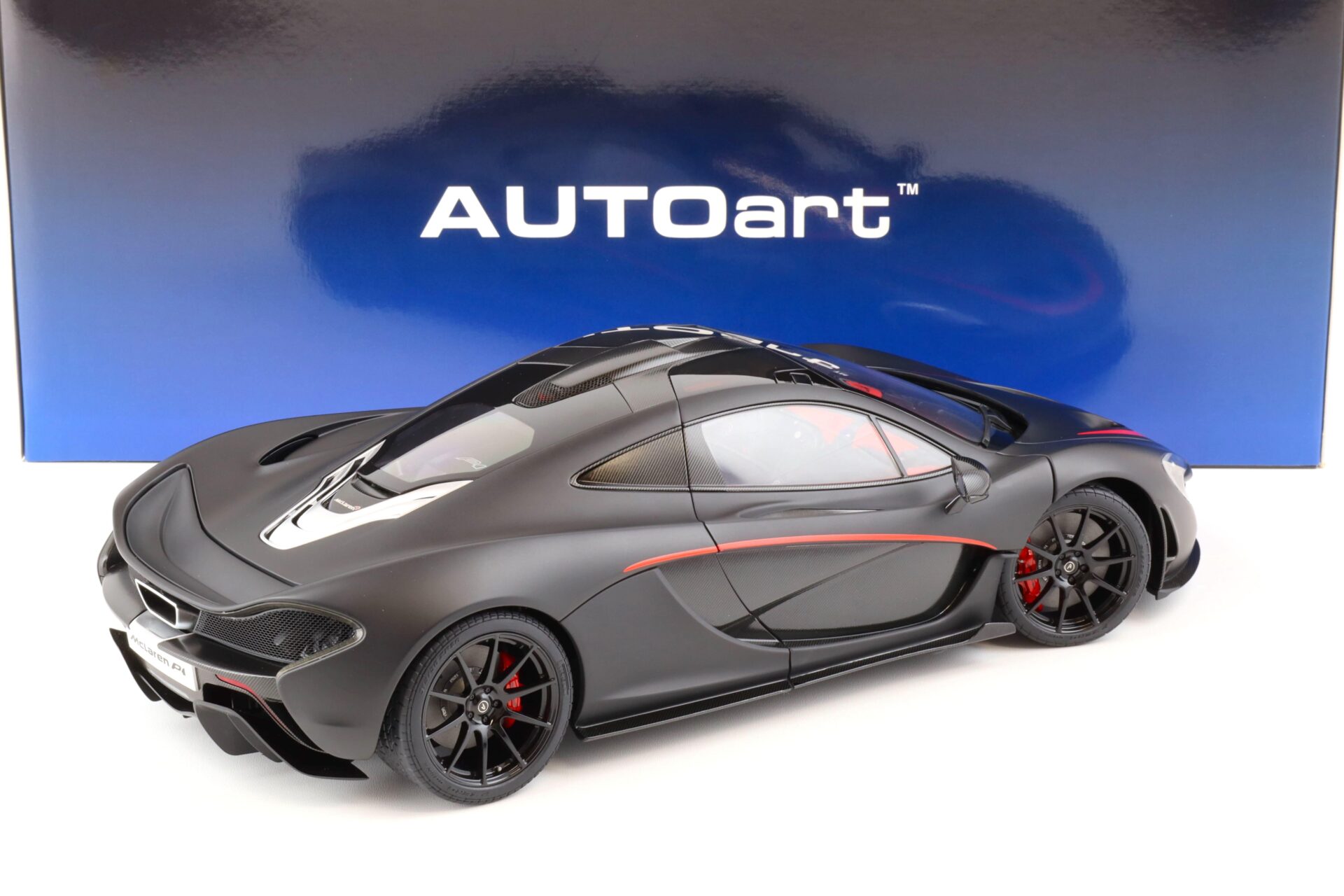 1:12 AUTOart 2013 McLaren P1 matt black/ red accents 12241