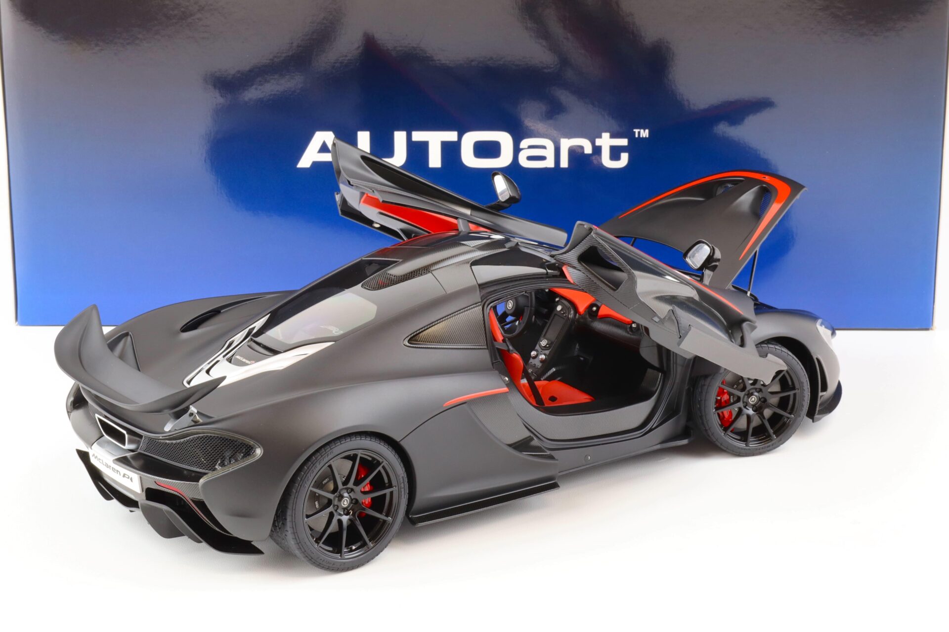 1:12 AUTOart 2013 McLaren P1 matt black/ red accents 12241